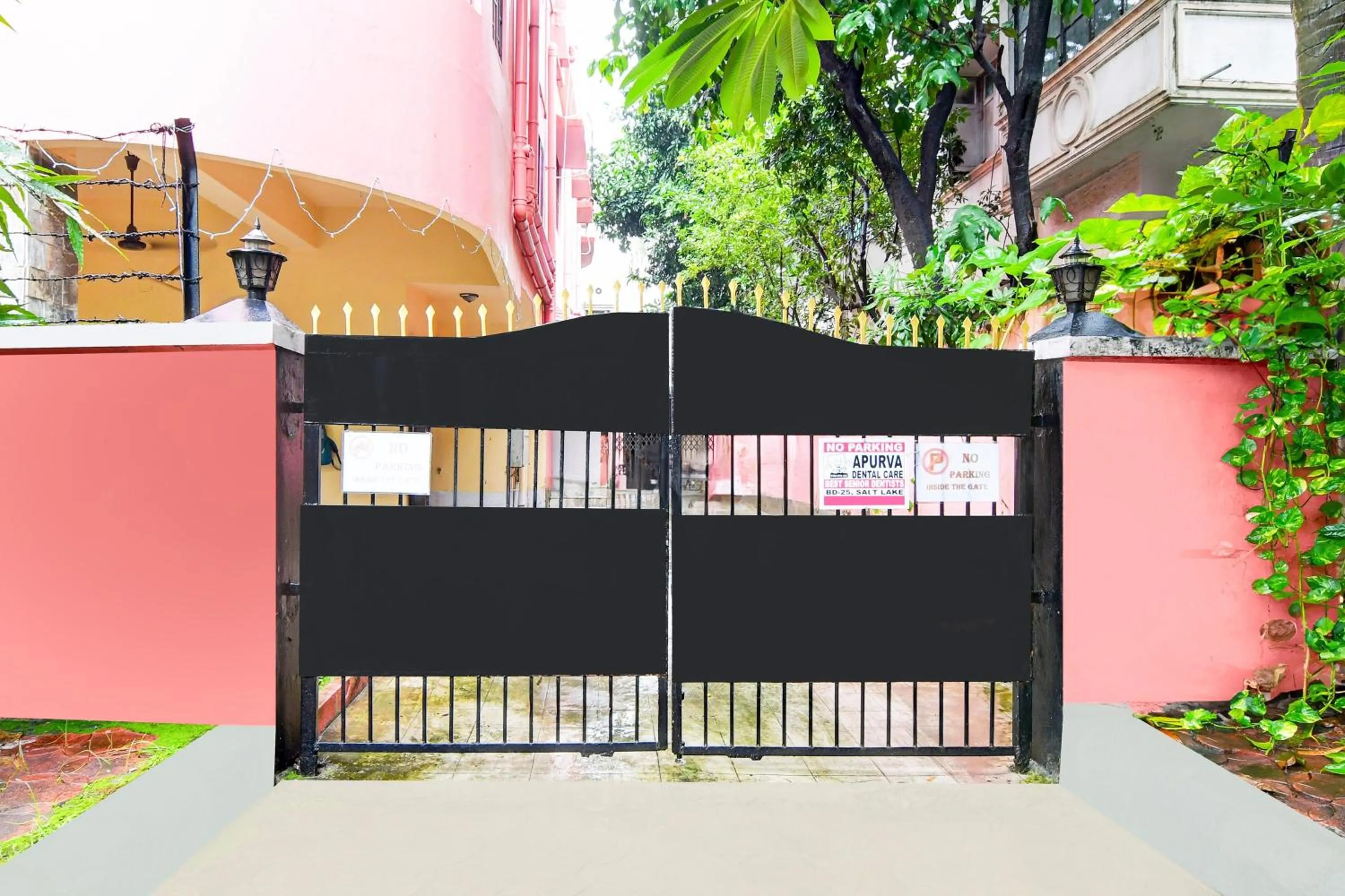Facade/entrance in Hotel O Royal Garden