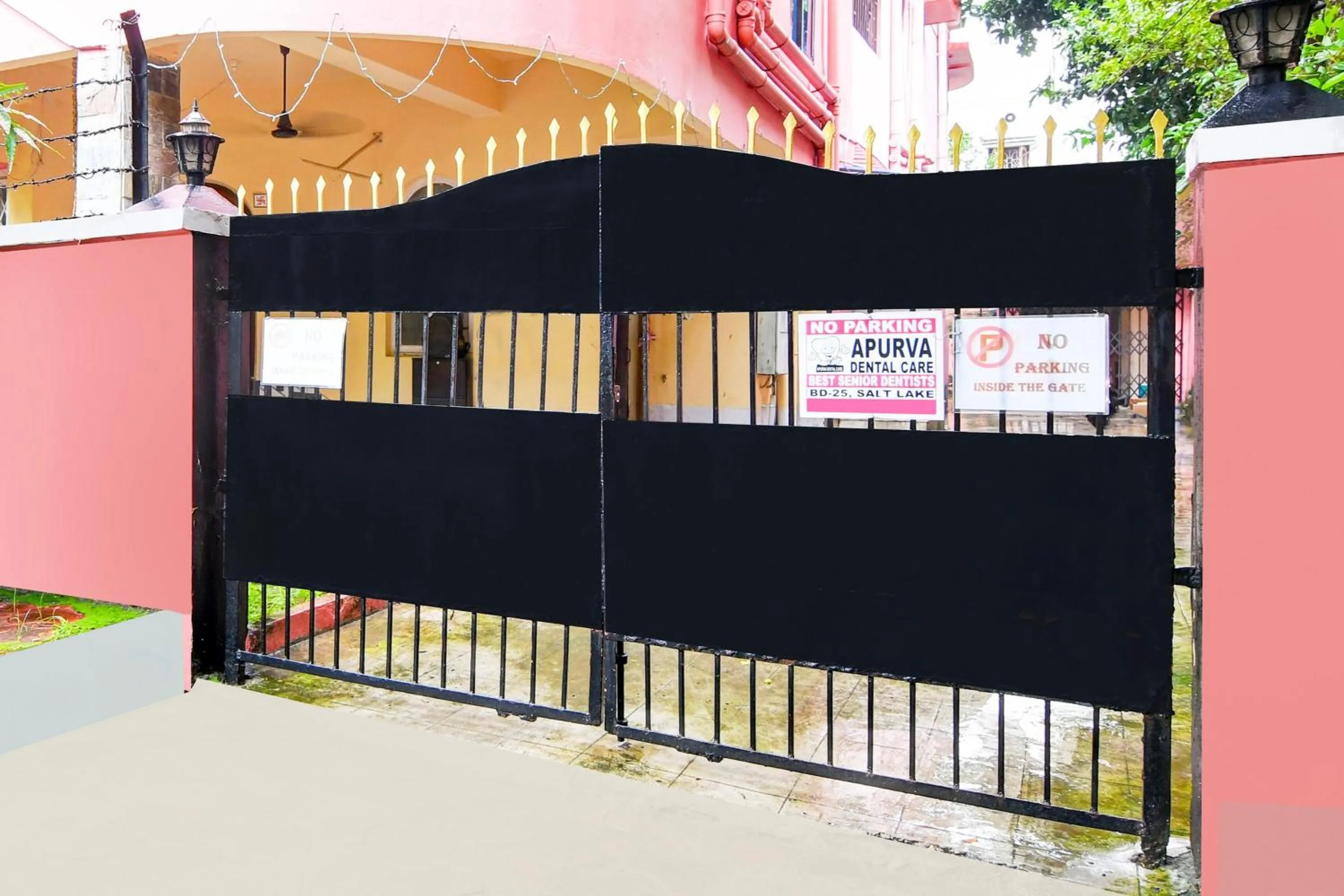 Facade/entrance in Hotel O Royal Garden