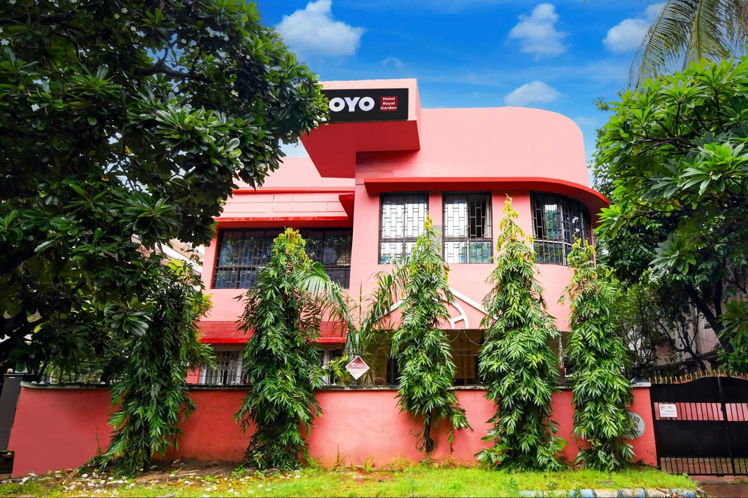 Facade/entrance in Hotel O Royal Garden