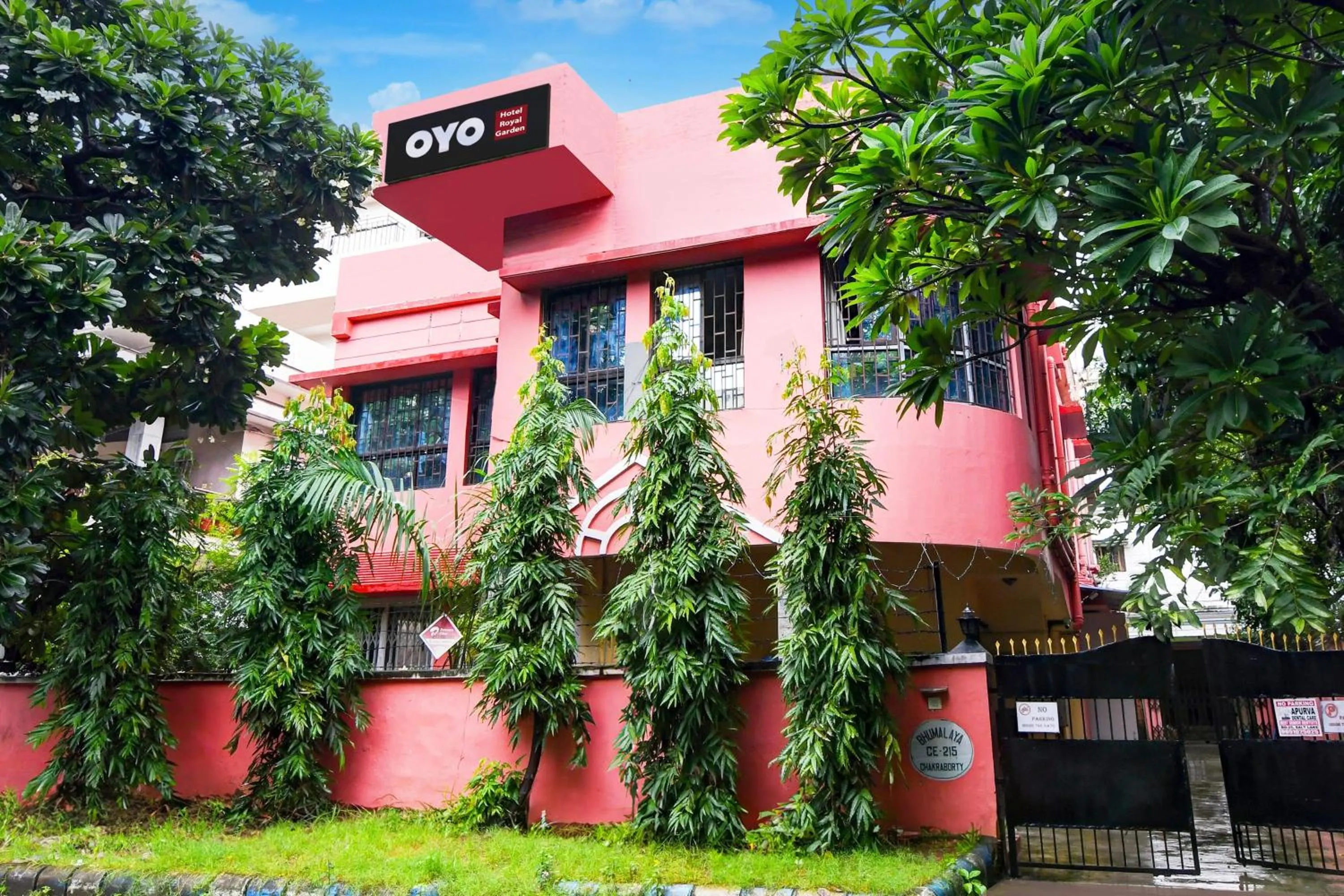 Facade/entrance in Hotel O Royal Garden