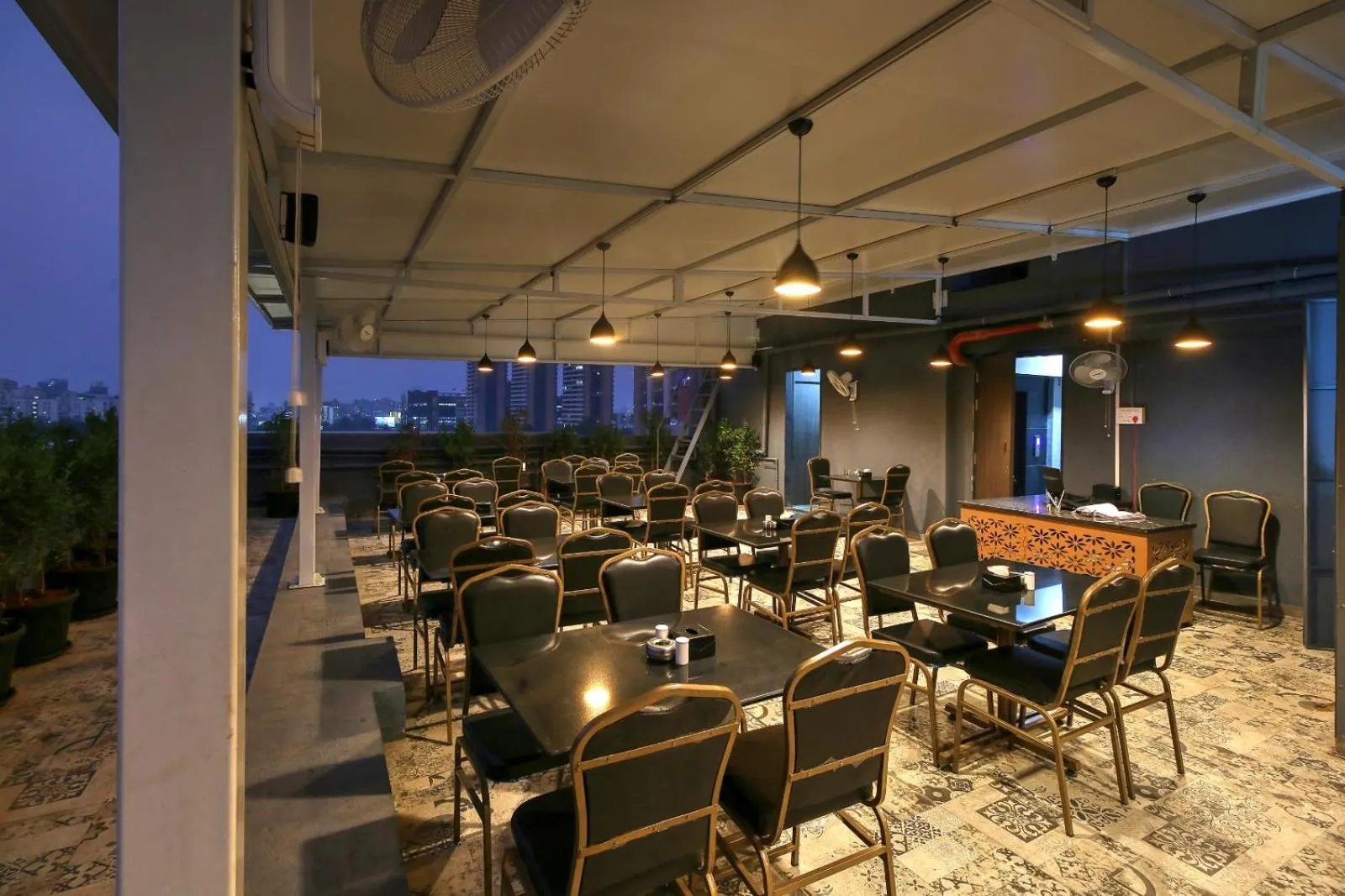 Restaurant/places to eat in Magnus Fortune House Business Hotel , Magarpatta