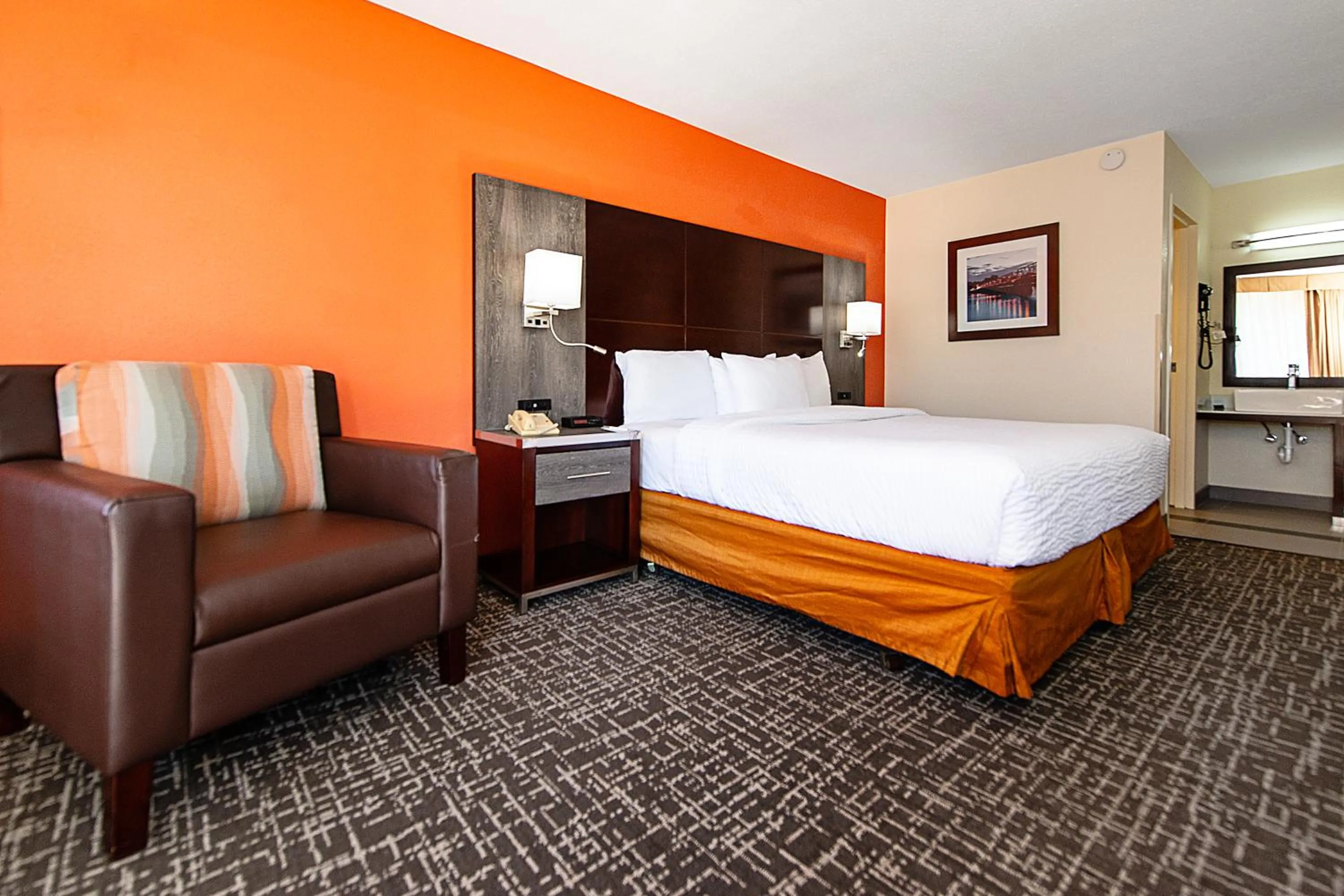 Photo of the whole room, Bed in New Hope Inn & Suites