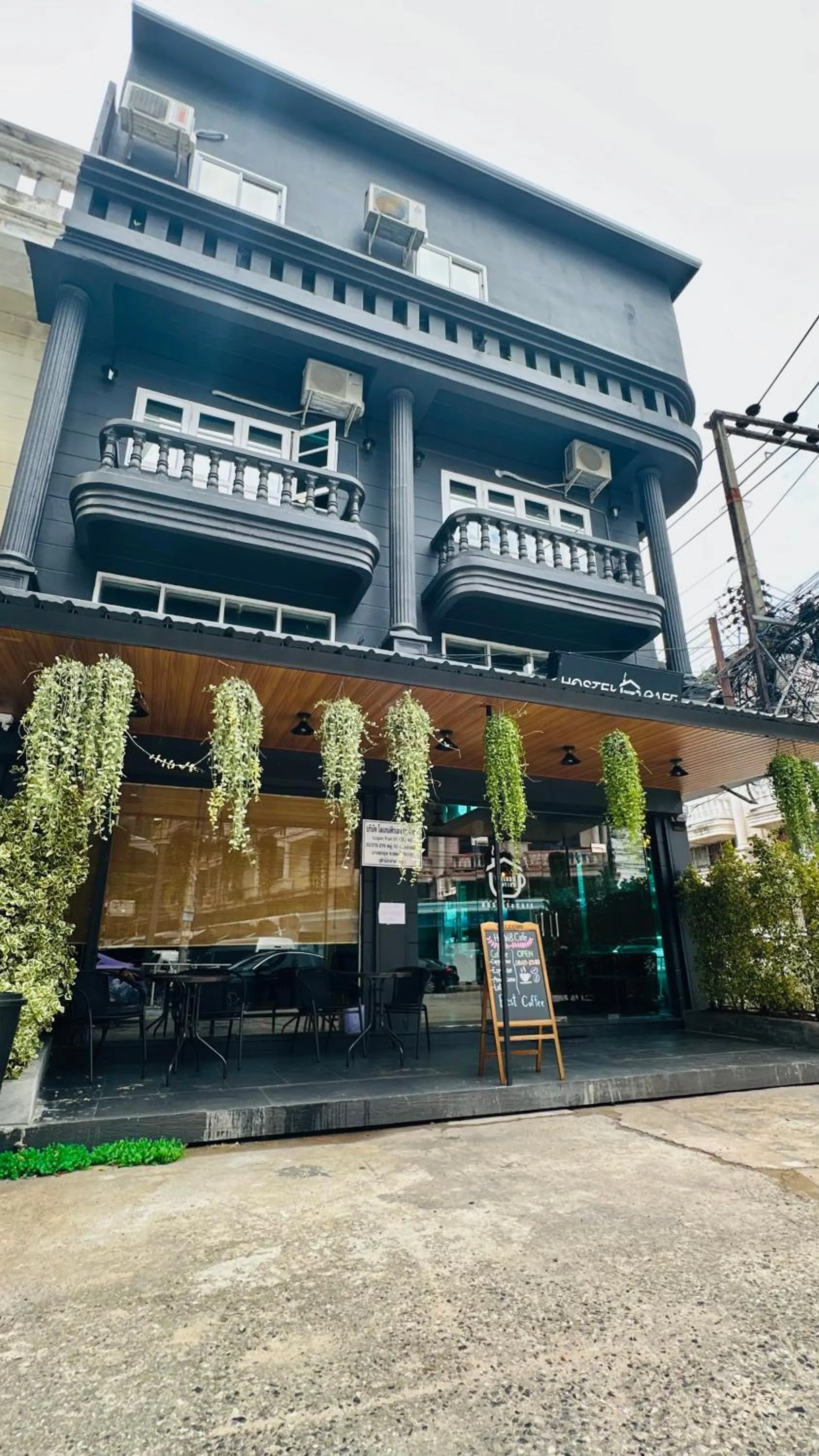 Property building in Friends Station Tukkom Hostel & Cafe