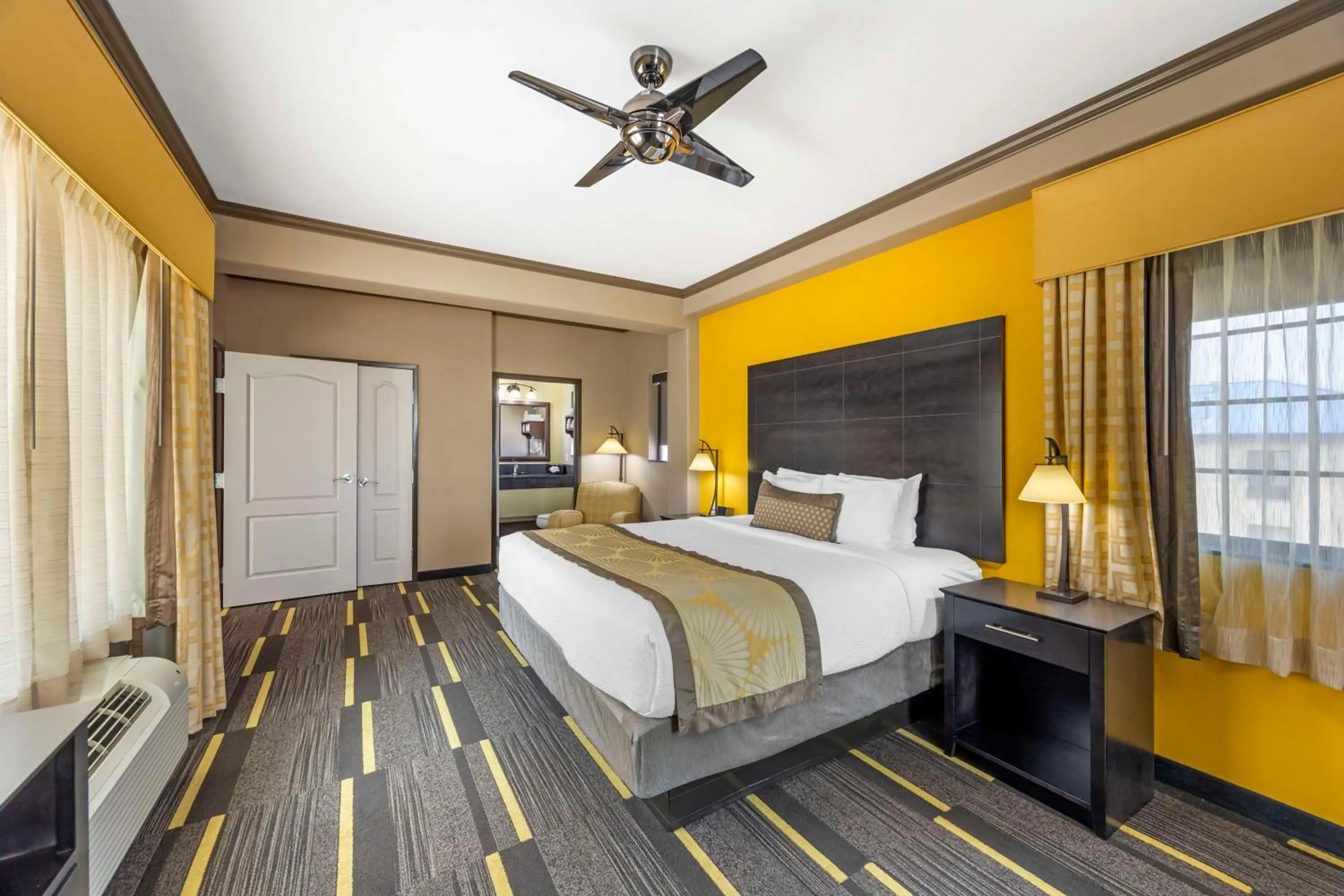 Bedroom, Bed in Best Western Plus Emerald Inn & Suites