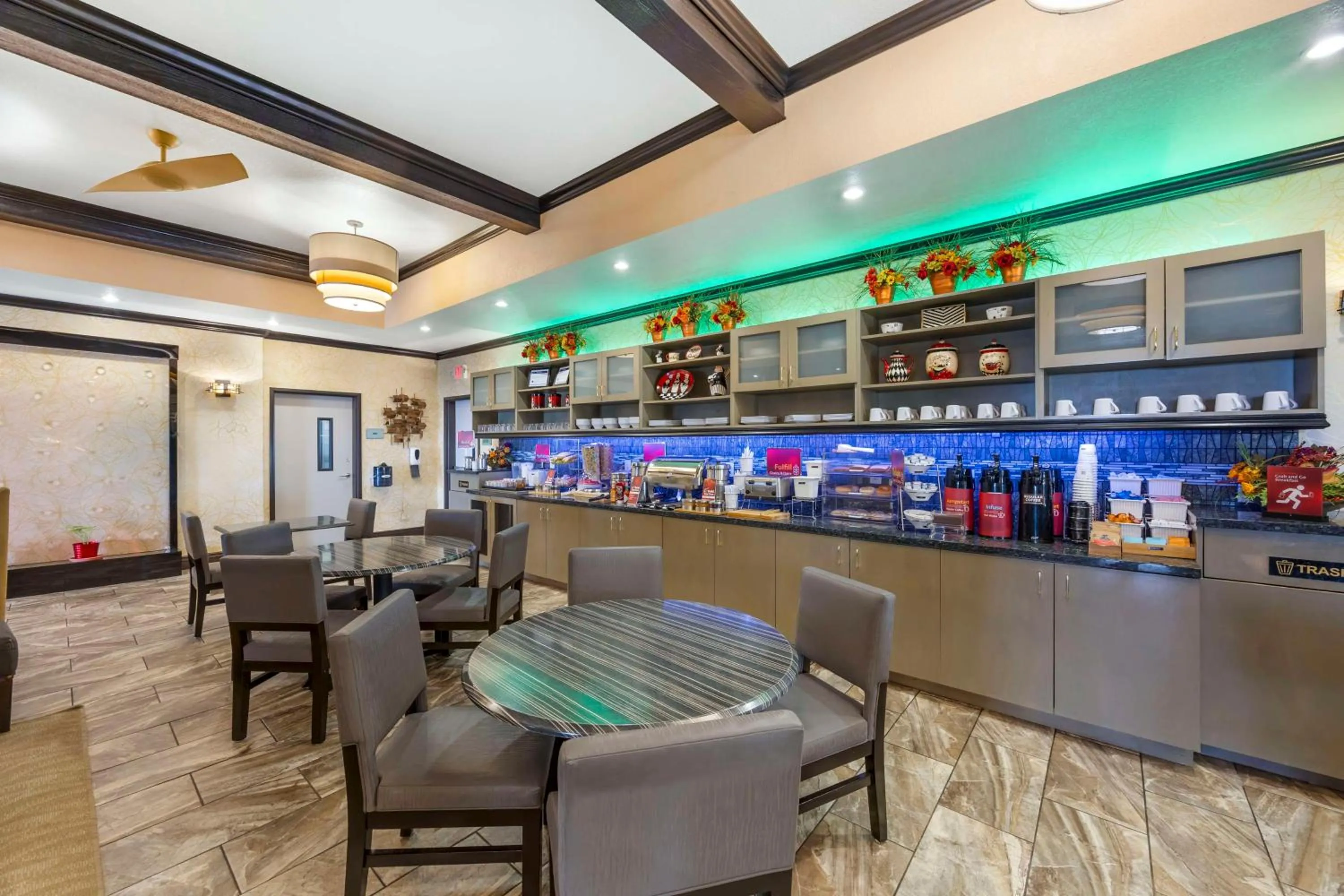 Breakfast in Best Western Plus Emerald Inn & Suites