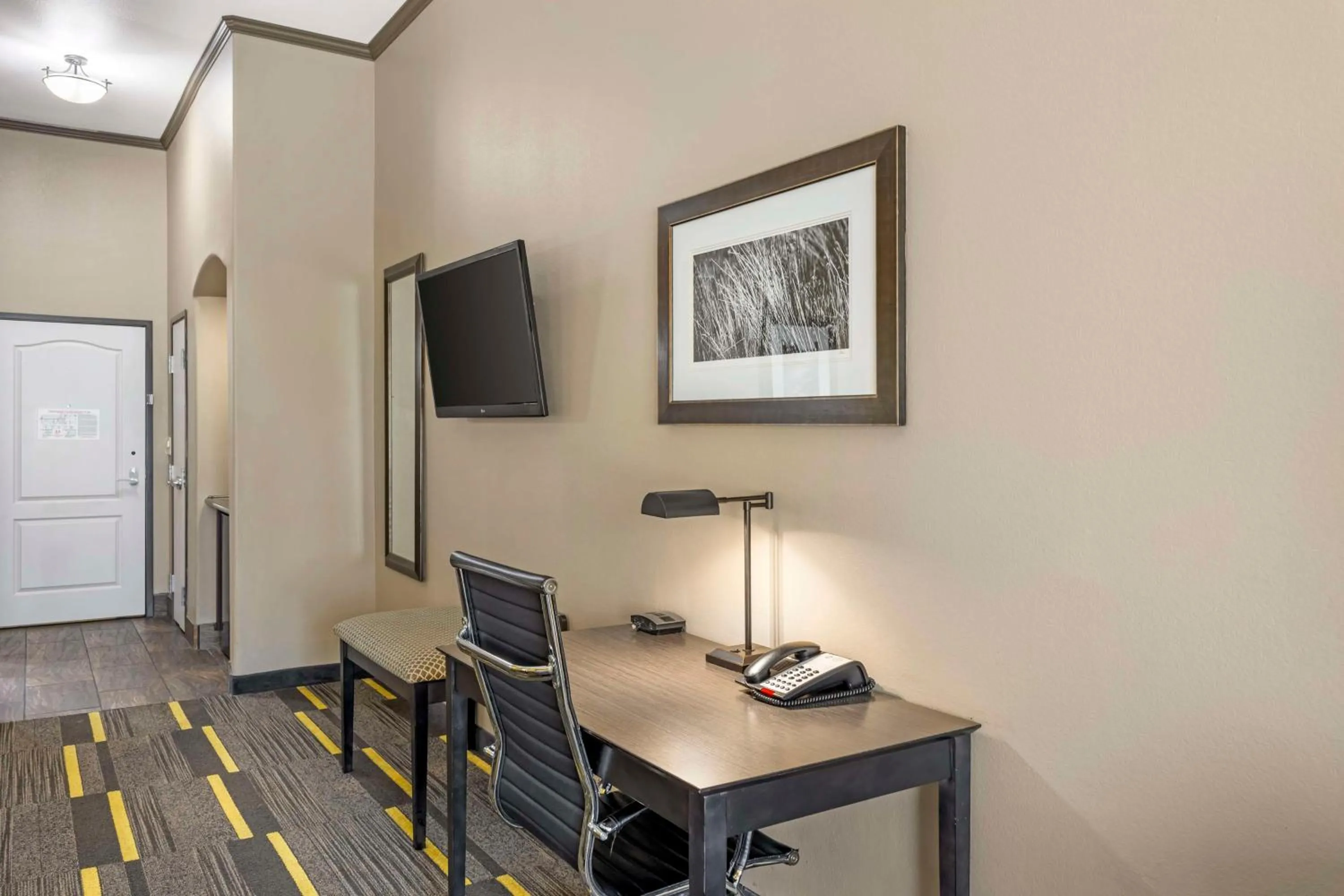 Bedroom in Best Western Plus Emerald Inn & Suites