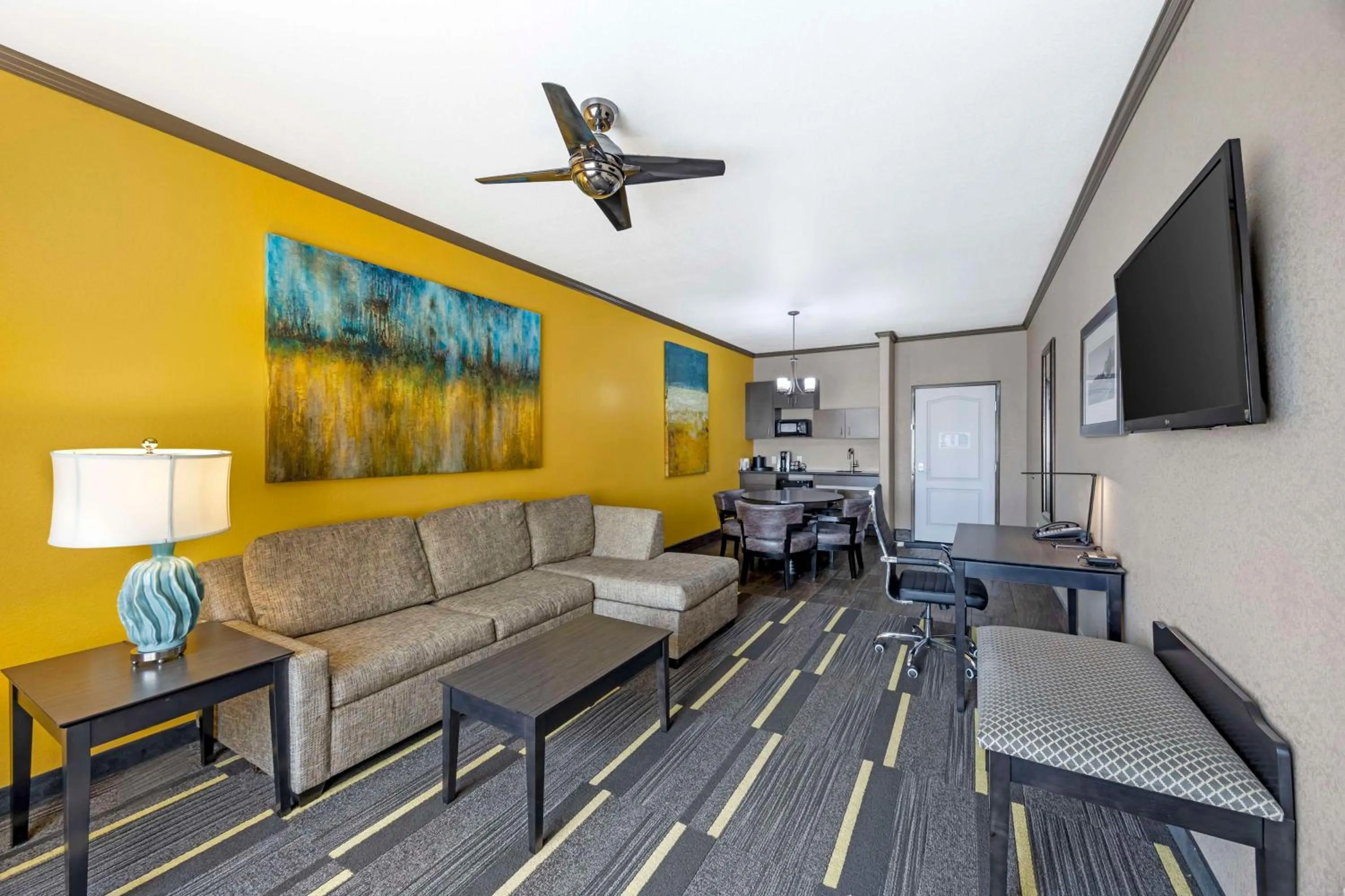 Bedroom in Best Western Plus Emerald Inn & Suites