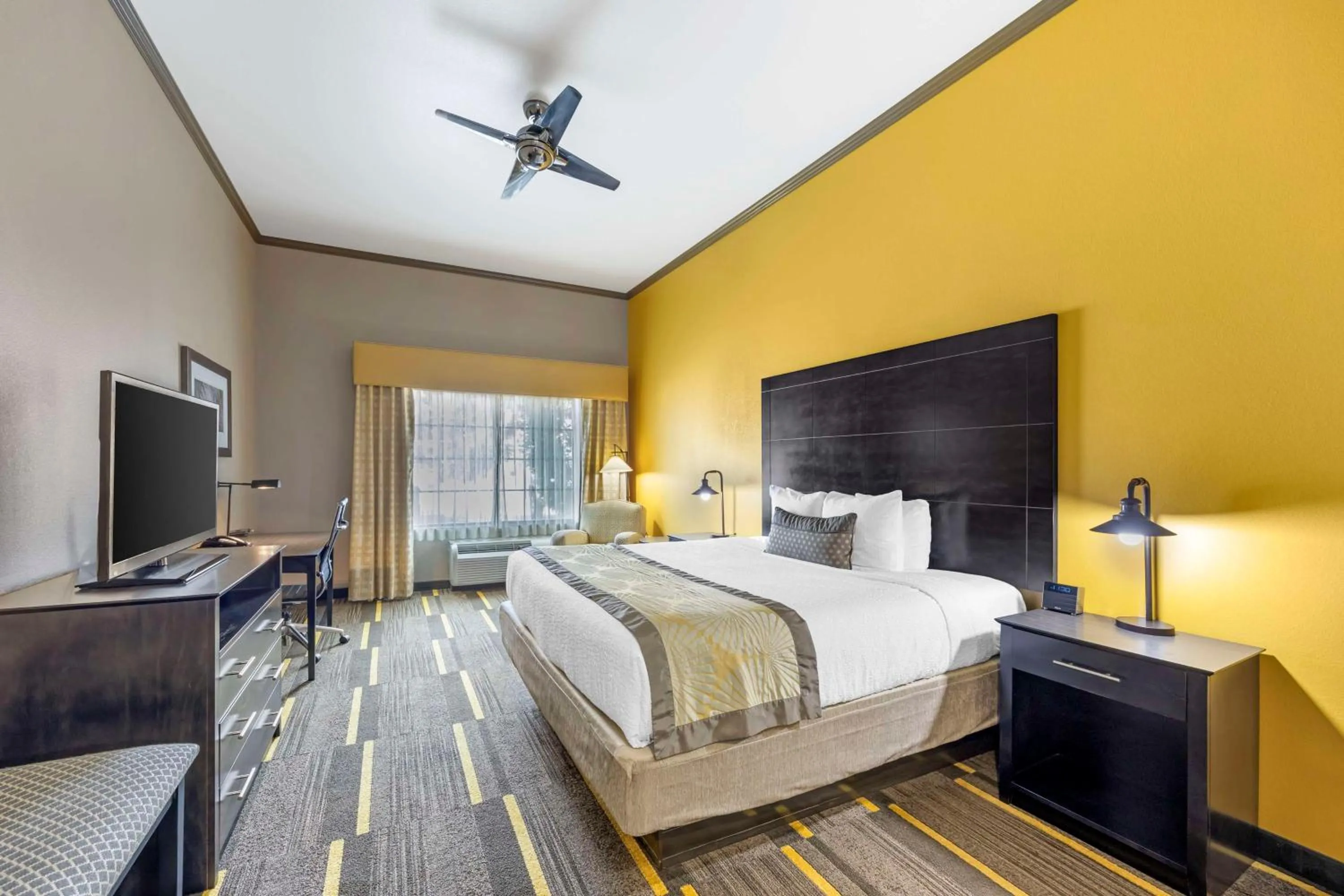 Bedroom, Bed in Best Western Plus Emerald Inn & Suites