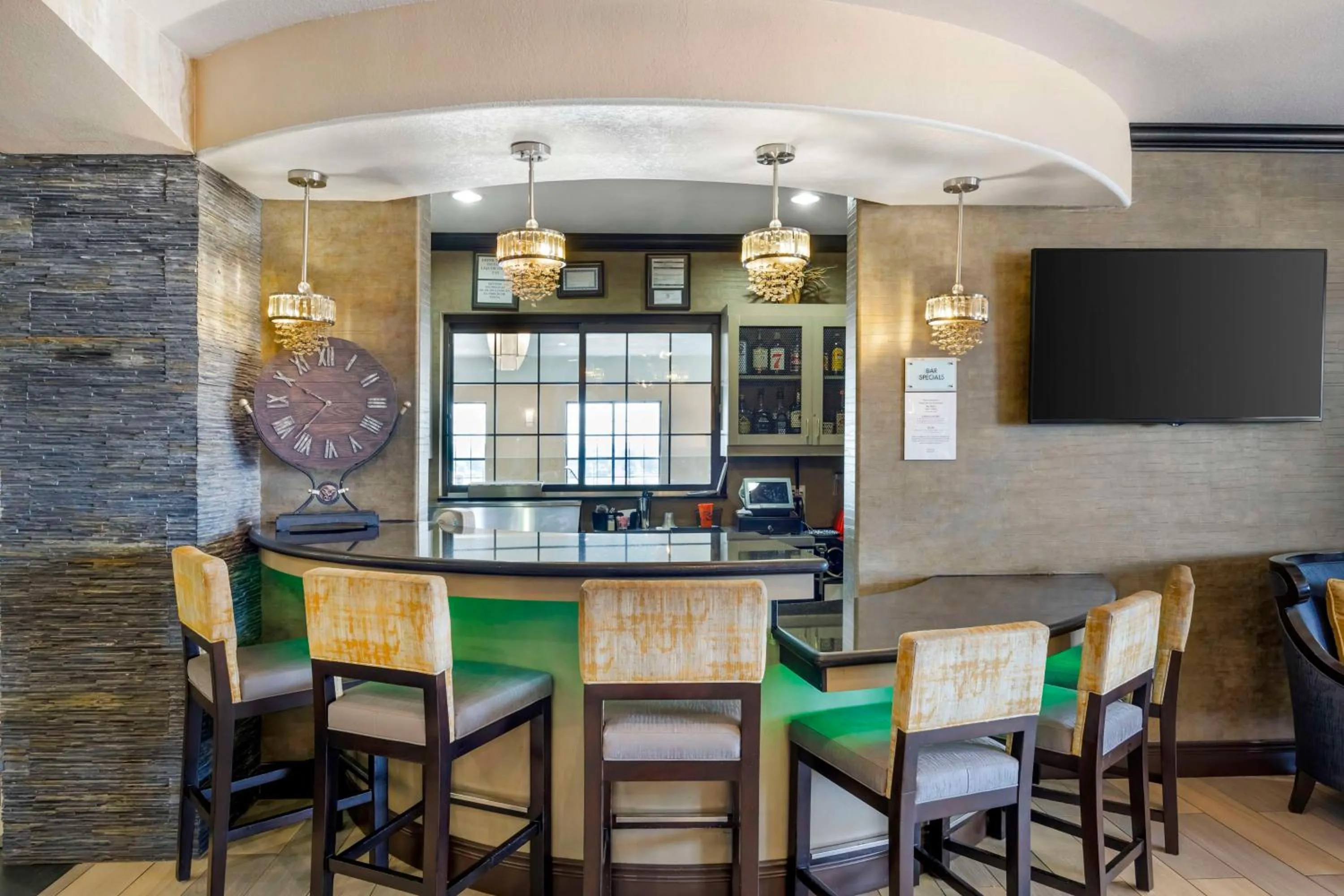 Lounge or bar in Best Western Plus Emerald Inn & Suites