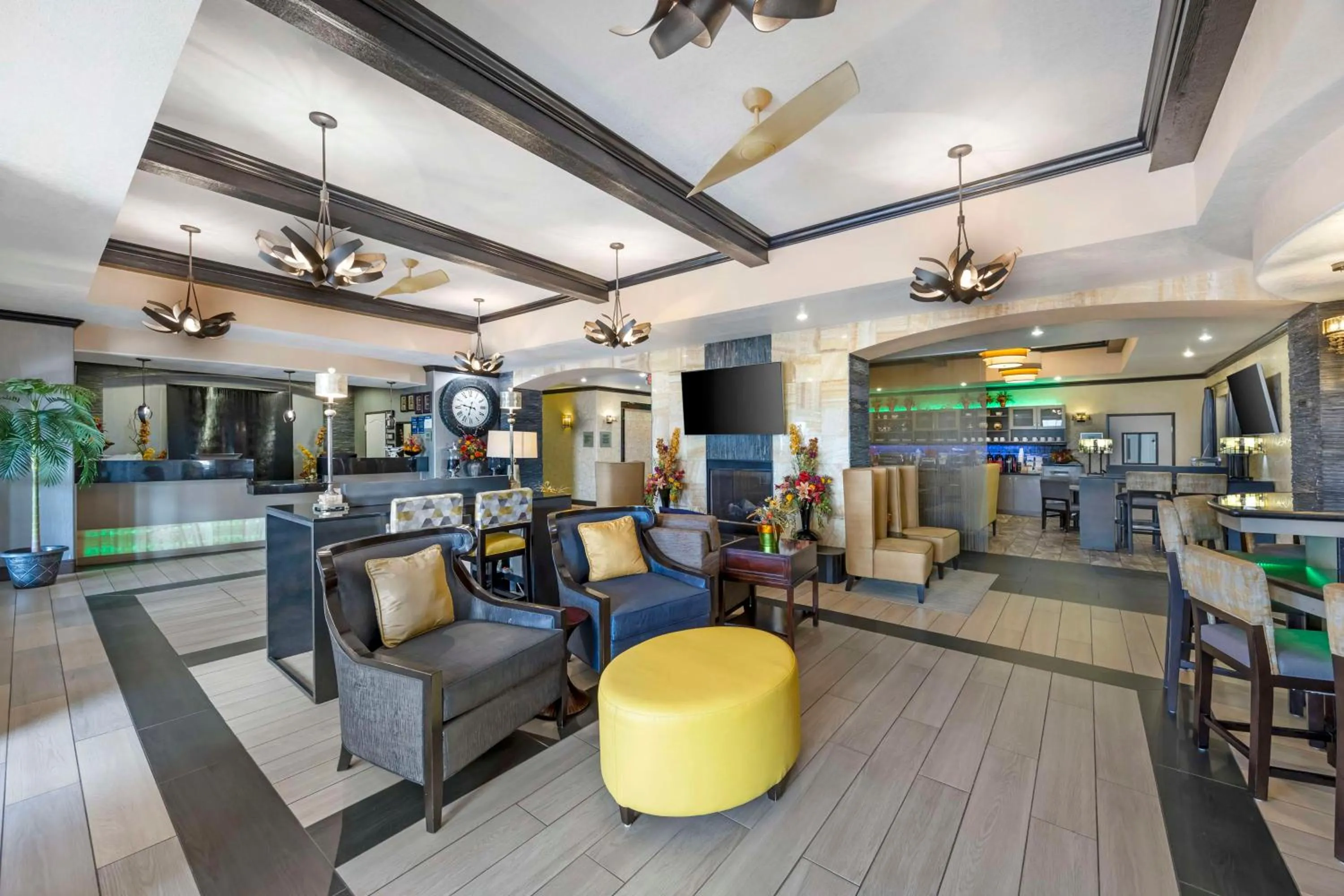 Lobby or reception in Best Western Plus Emerald Inn & Suites