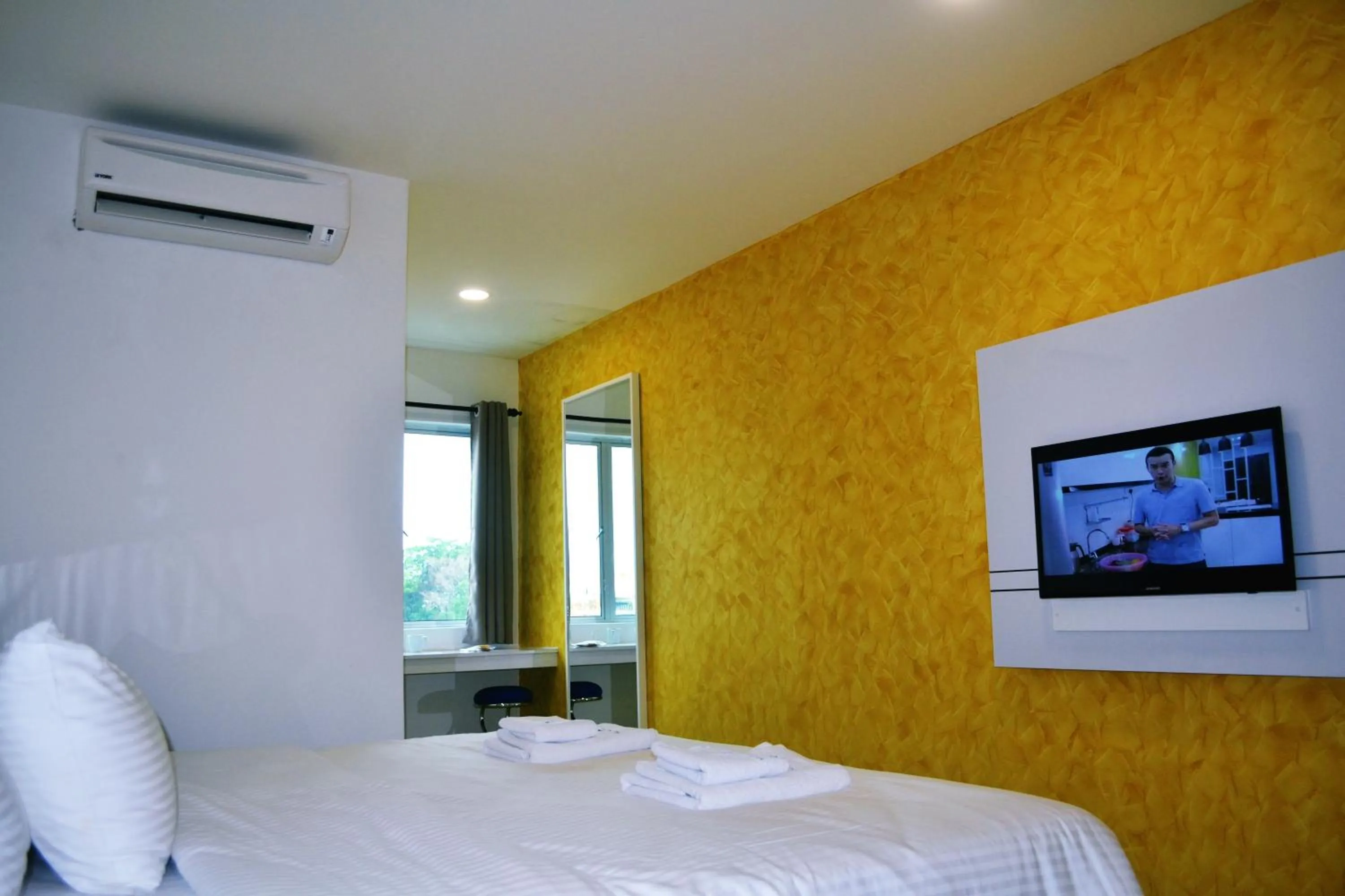 TV and multimedia, Bed in Yew Boutique Hotel