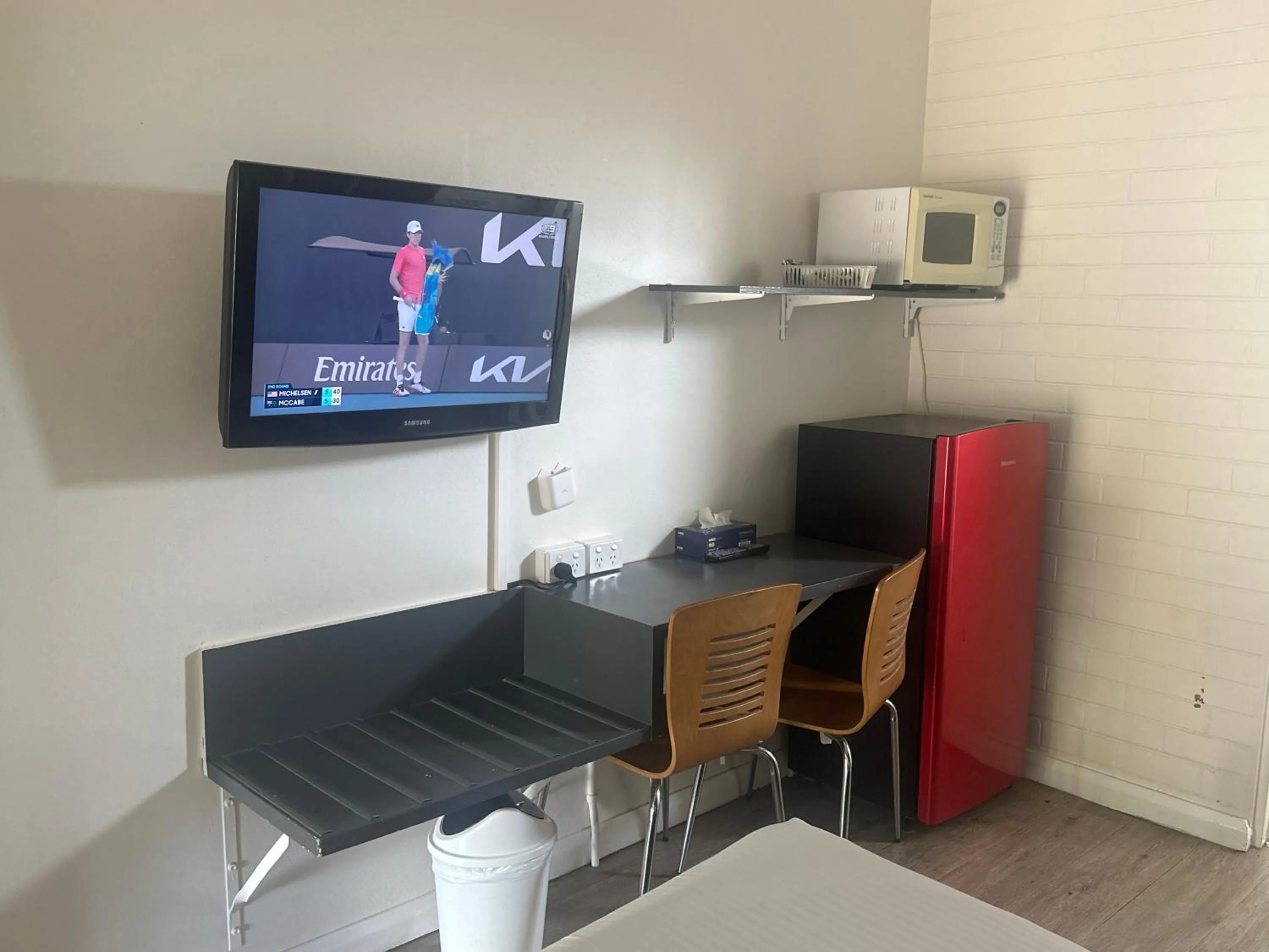 TV and multimedia in Memphis Motor Inn- UNDER NEW MANAGEMENT