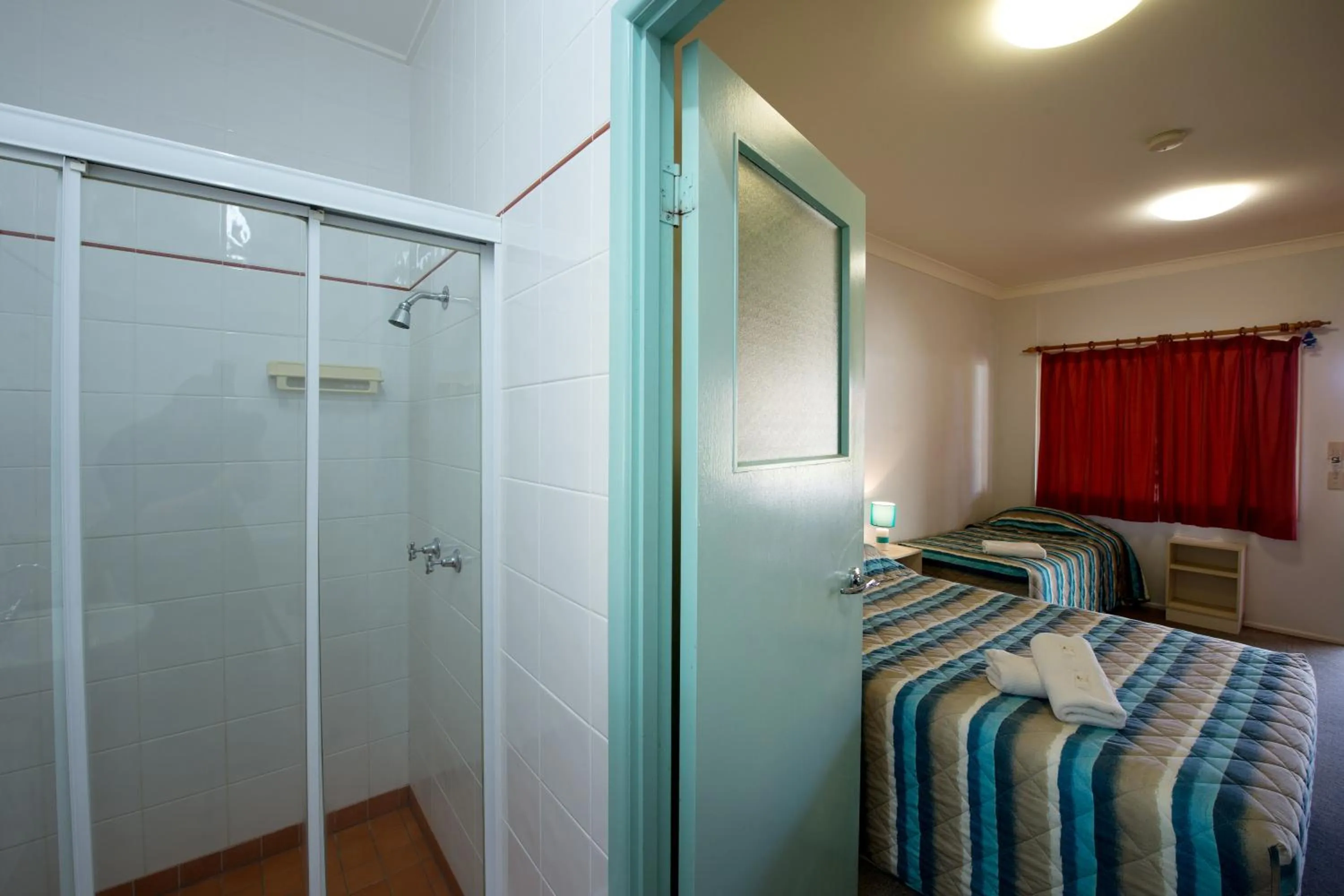 Shower, Bed in Lamington Hotel Motel - Detached Motel
