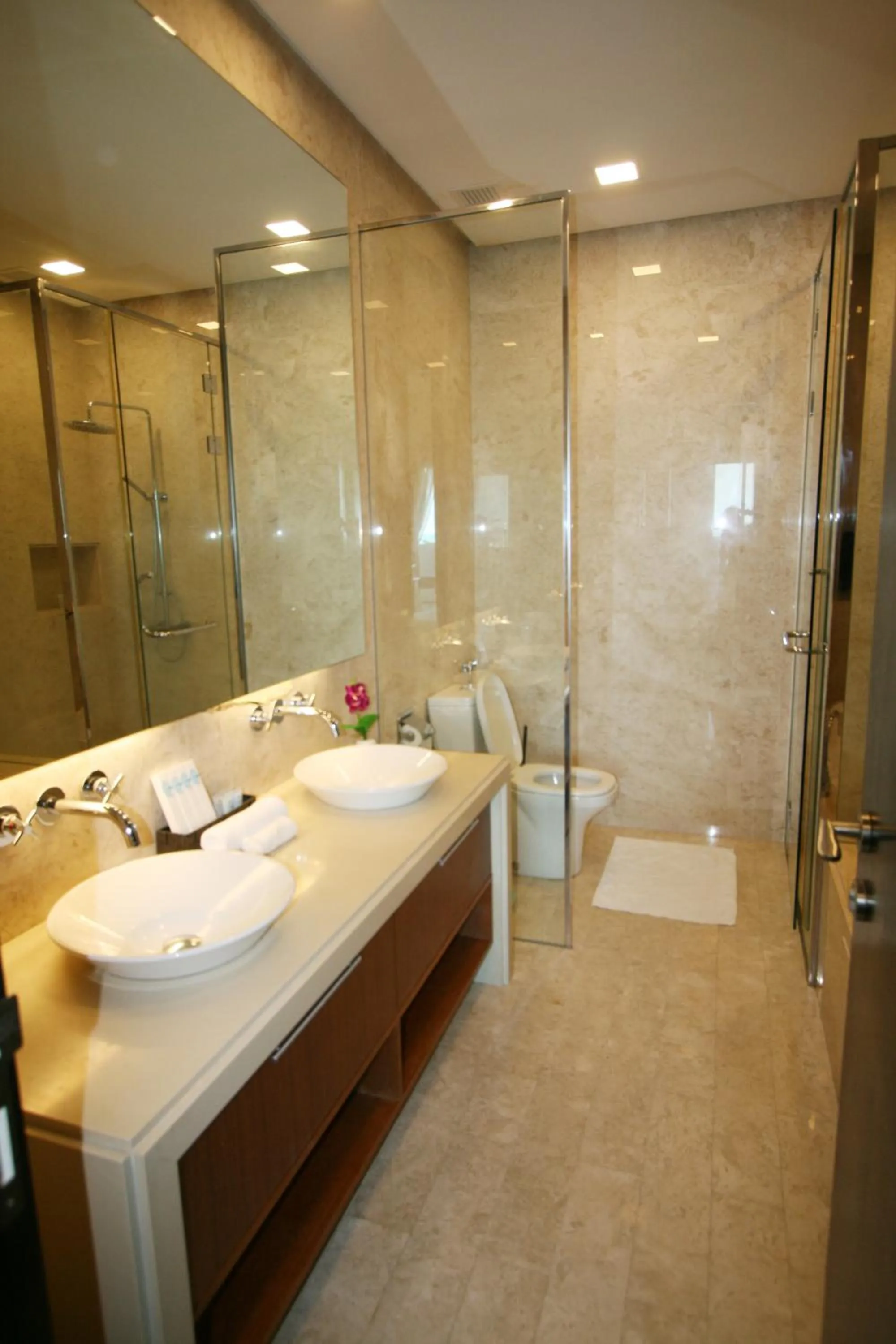 Shower in Profolio @ Straits Quay