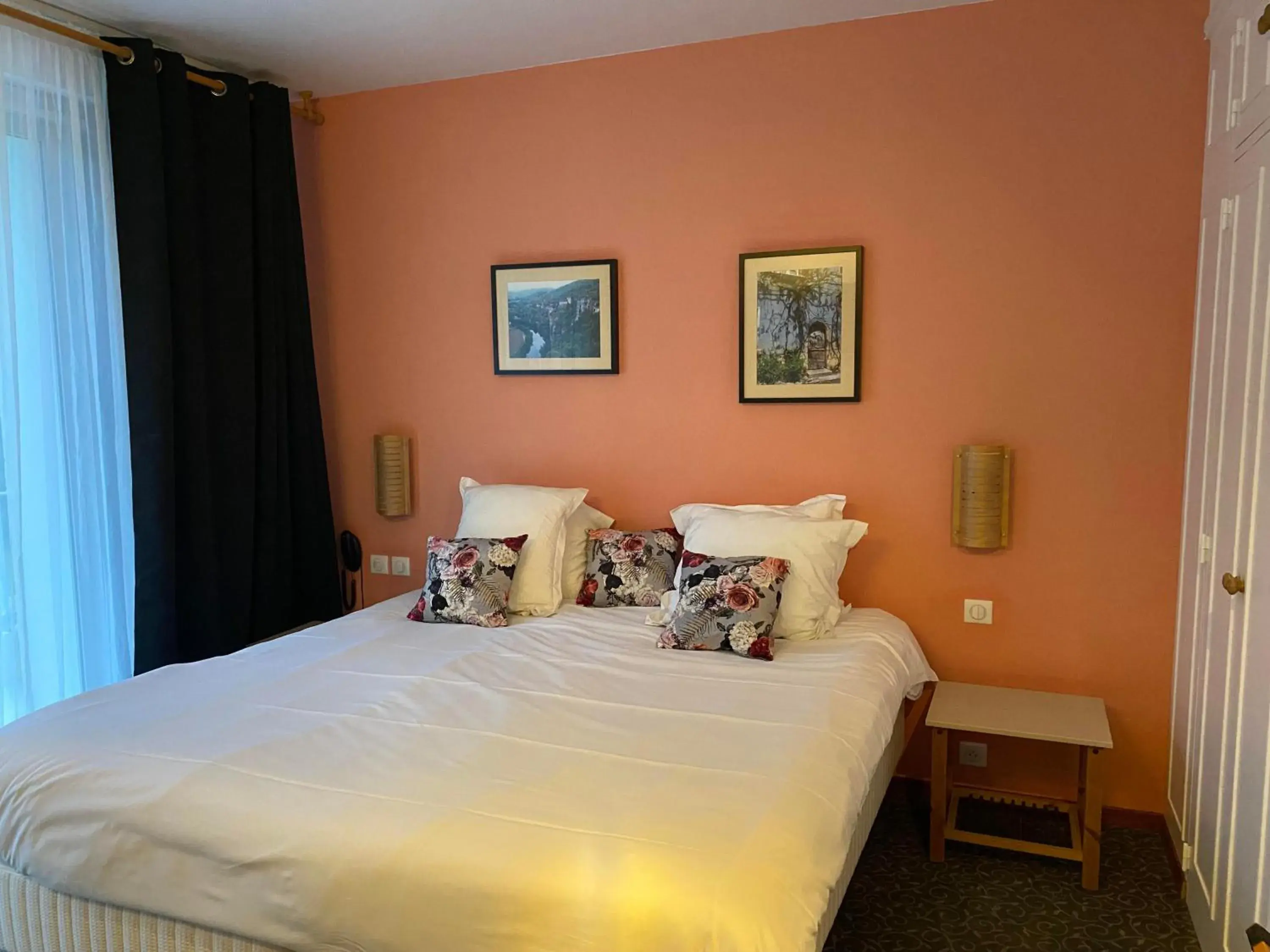 Queen Room with Pool View in Hôtel La Ségalière Spa Bar Queen Room with Pool View in Hôtel La Ségalière Spa Bar