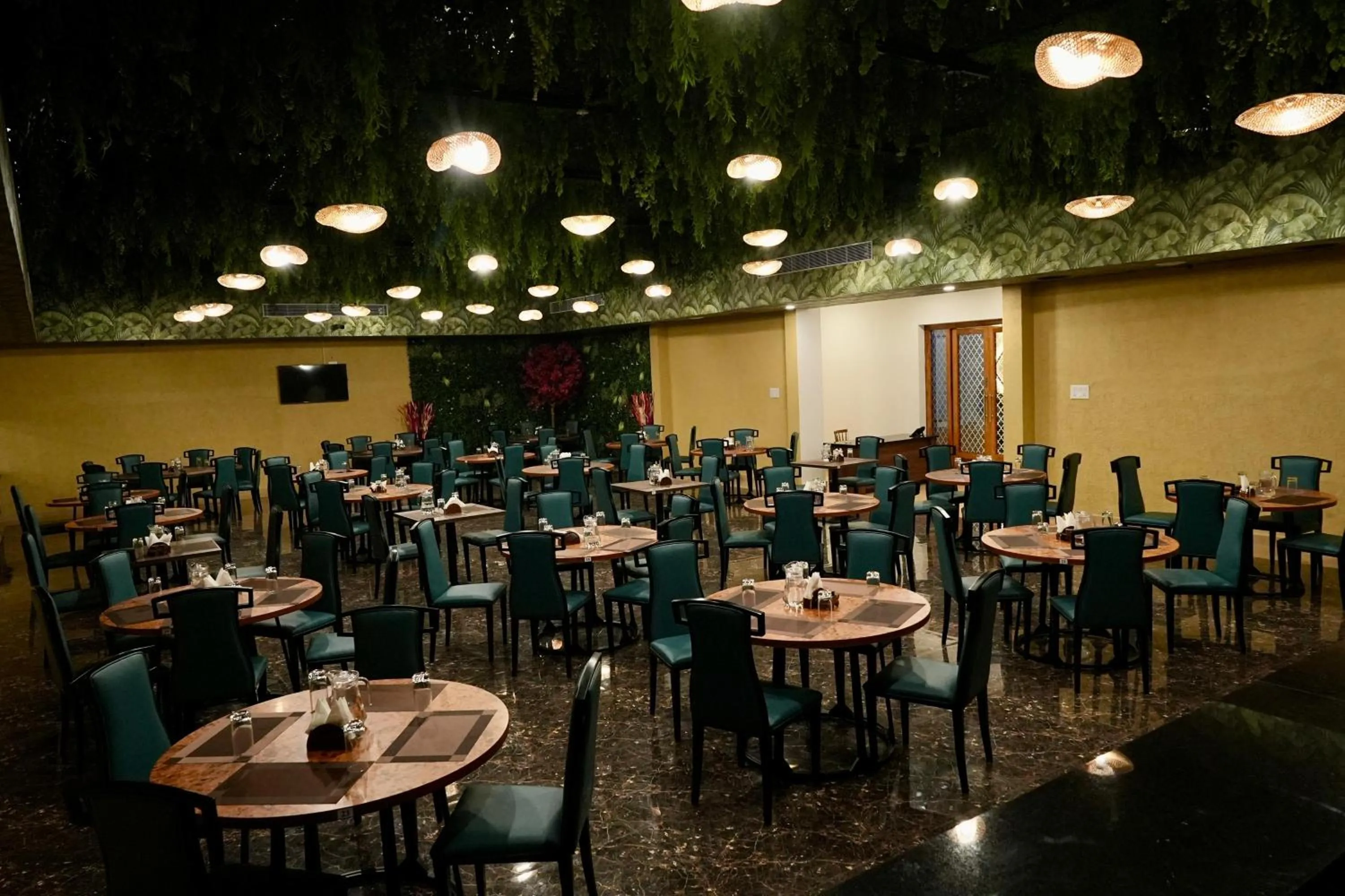 Restaurant/places to eat in Le Royale Palace