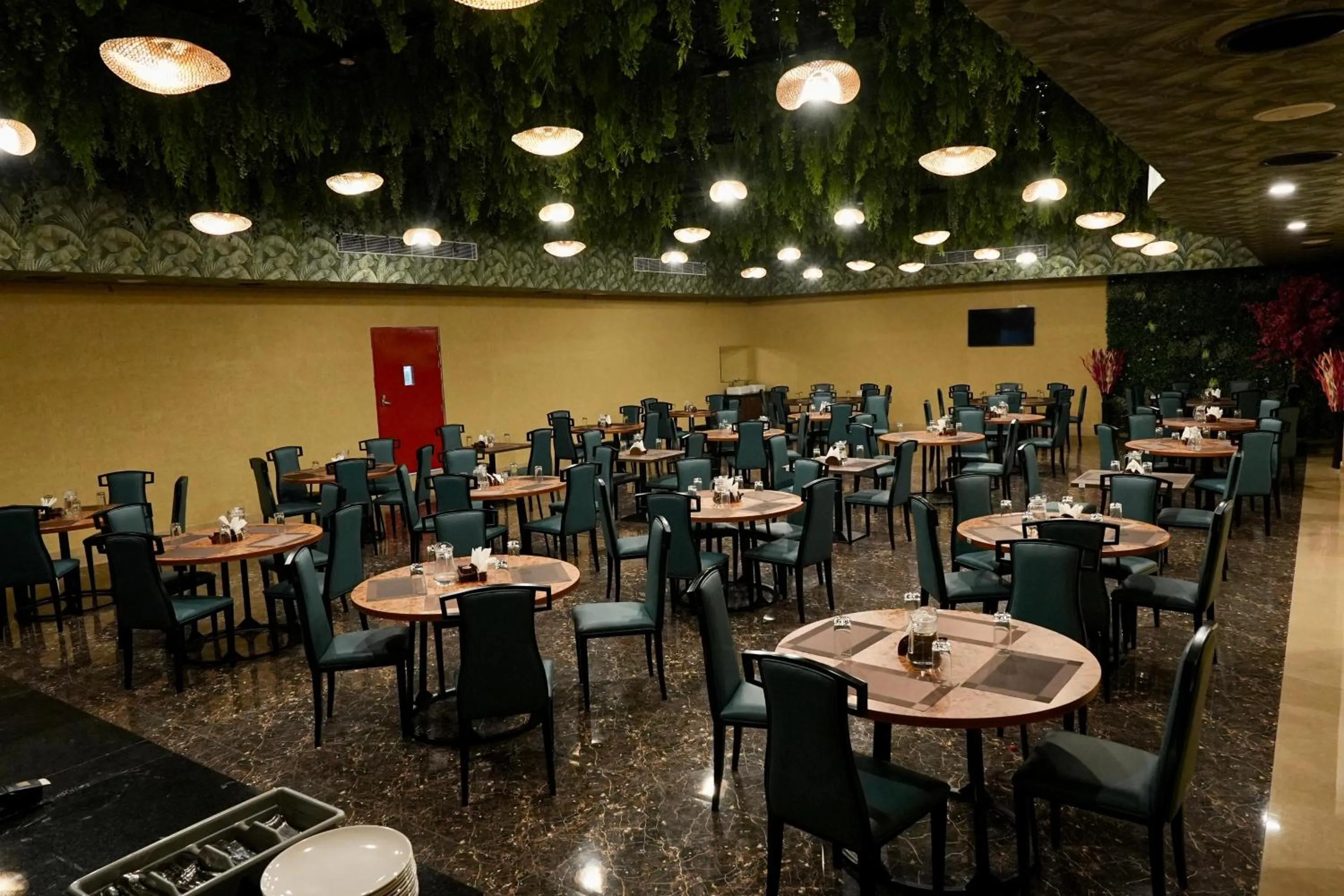 Restaurant/places to eat in Le Royale Palace