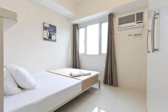 Day, Bed in Condo Studio Luxe in Princeton Residences