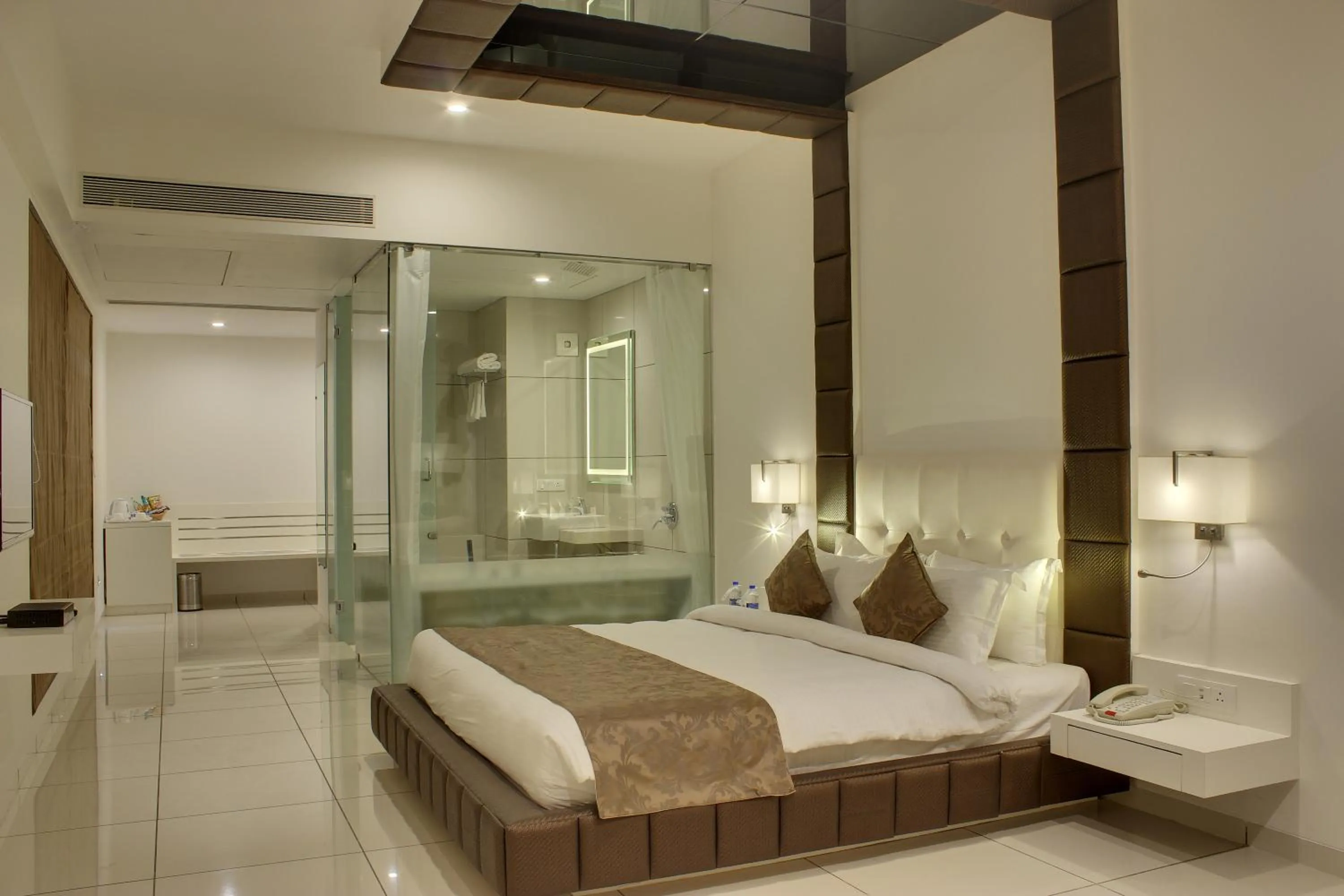 Photo of the whole room, Bed in Hotel Lake View