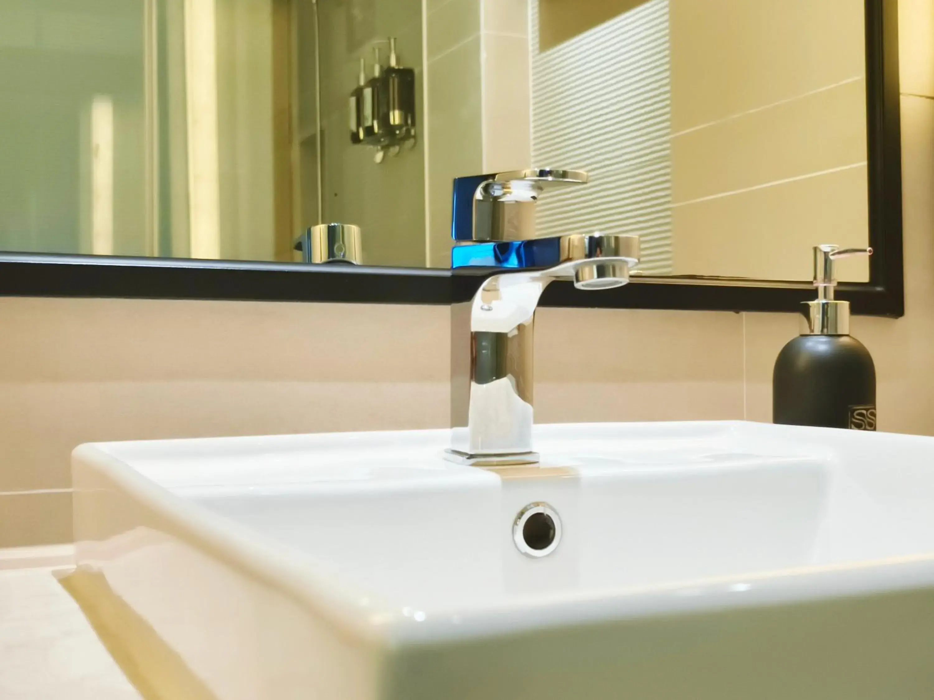 Deluxe King Room in SSAW Boutique Hotel Hangzhou East - Free Self Service Laundry Deluxe King Room in SSAW Boutique Hotel Hangzhou East - Free Self Service Laundry