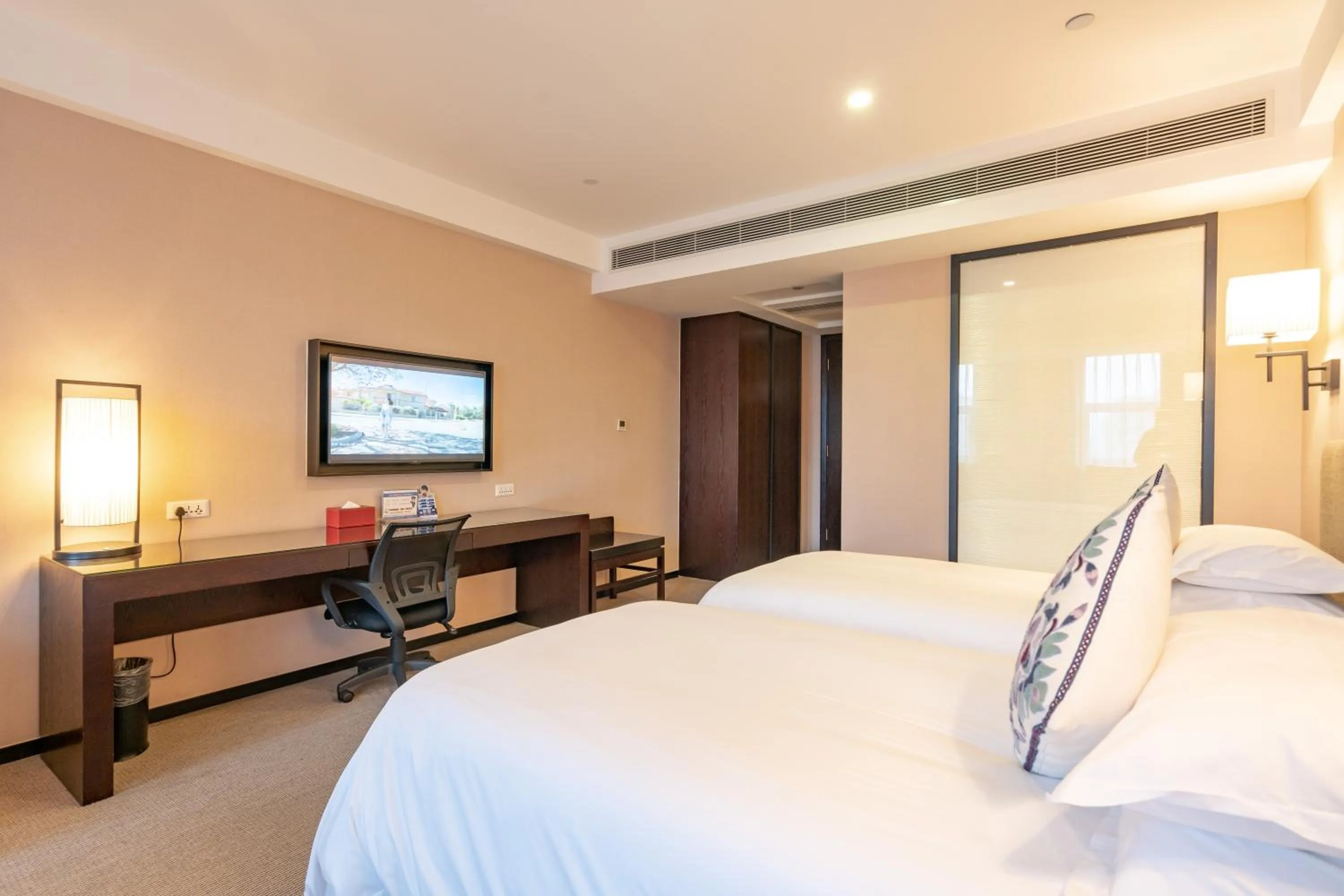 Photo of the whole room, Bed in SSAW Boutique Hotel Hangzhou East - Free Self Service Laundry