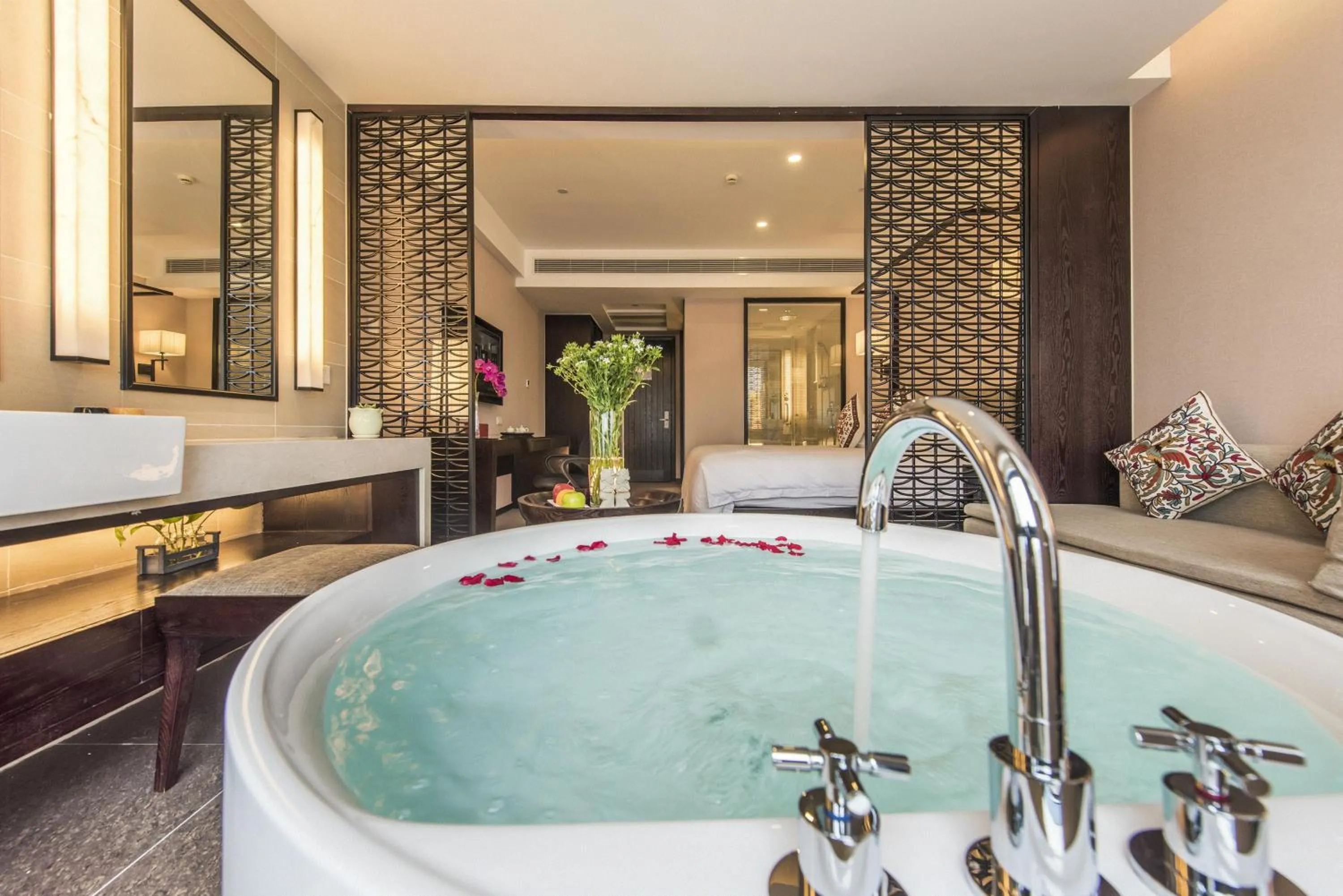 Hot Tub in SSAW Boutique Hotel Hangzhou East - Free Self Service Laundry