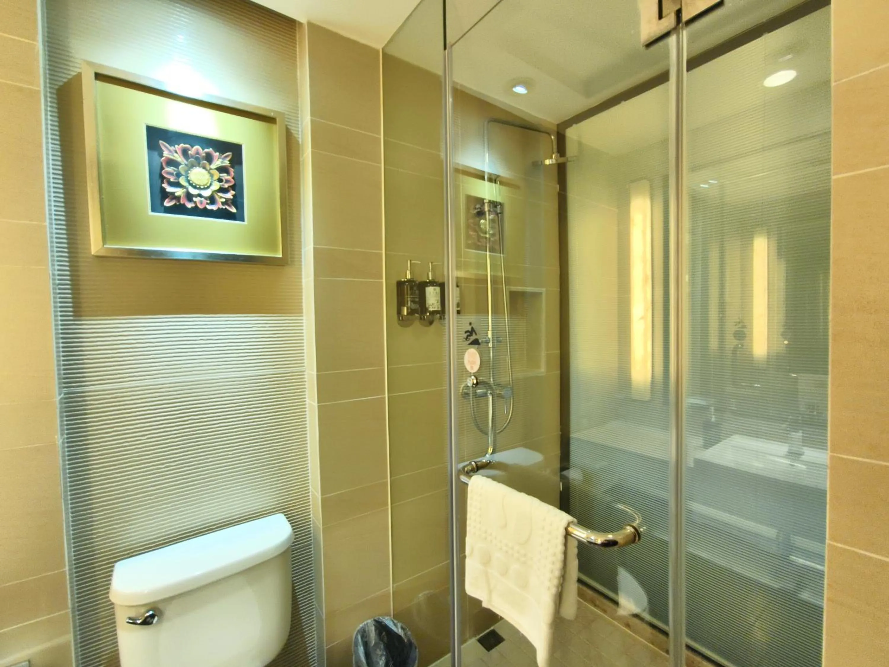 Shower in SSAW Boutique Hotel Hangzhou East - Free Self Service Laundry