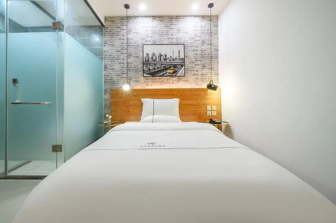 Bed in QiQiaoWu Fashion Hotel - Beijing Songjiazhuang Subway Station