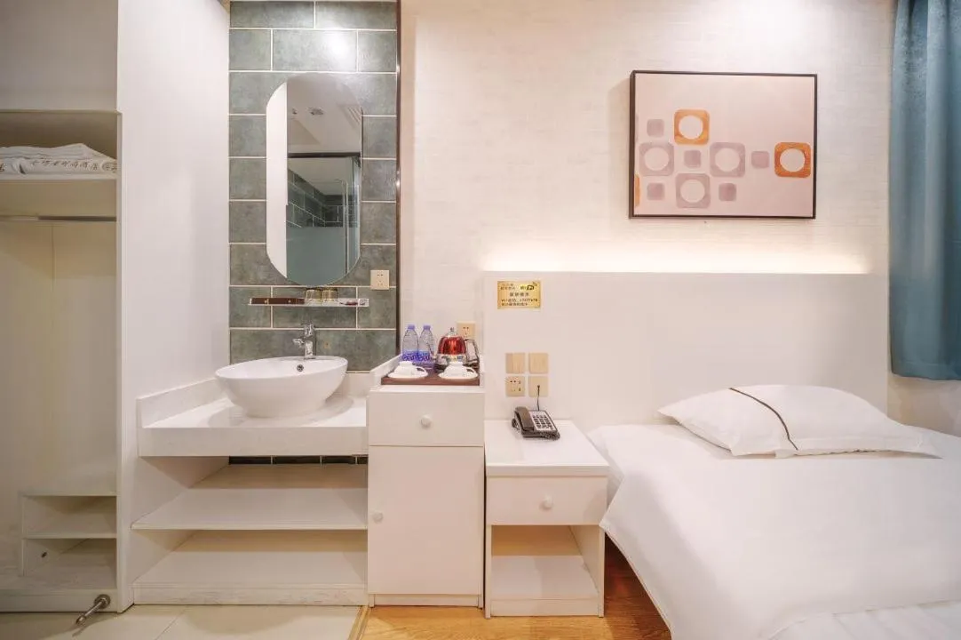 Bed in QiQiaoWu Fashion Hotel - Beijing Songjiazhuang Subway Station