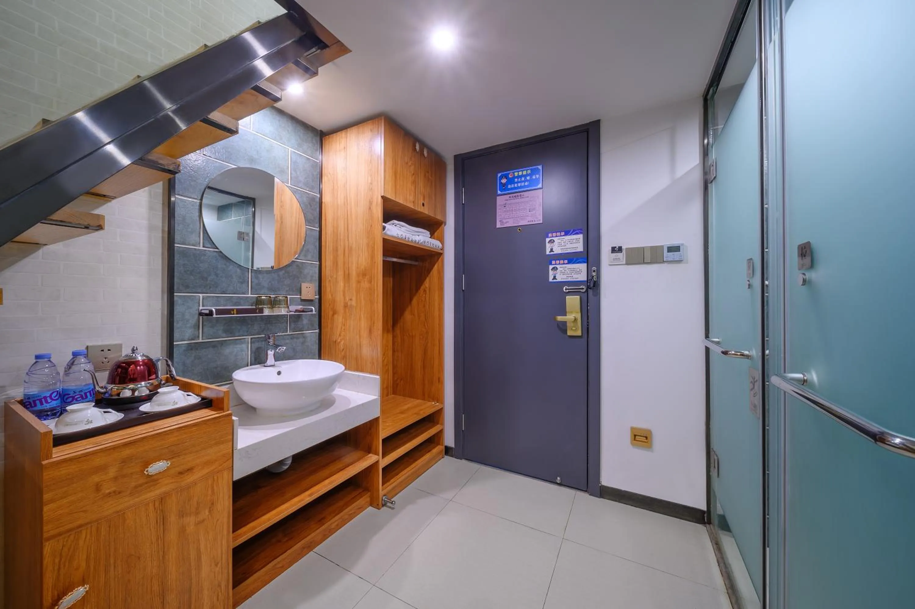 wardrobe in QiQiaoWu Fashion Hotel - Beijing Songjiazhuang Subway Station