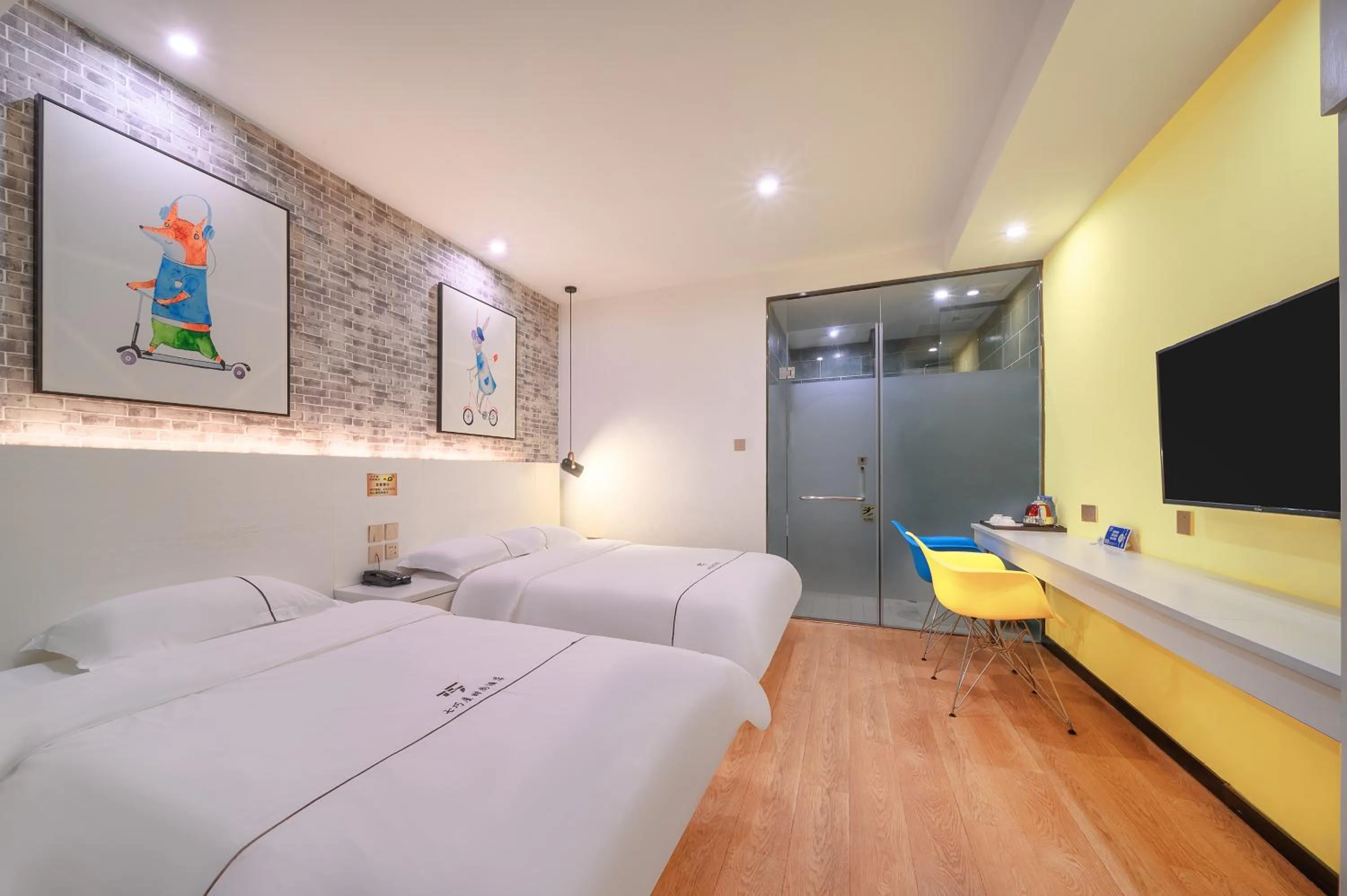 Photo of the whole room, Bed in QiQiaoWu Fashion Hotel - Beijing Songjiazhuang Subway Station