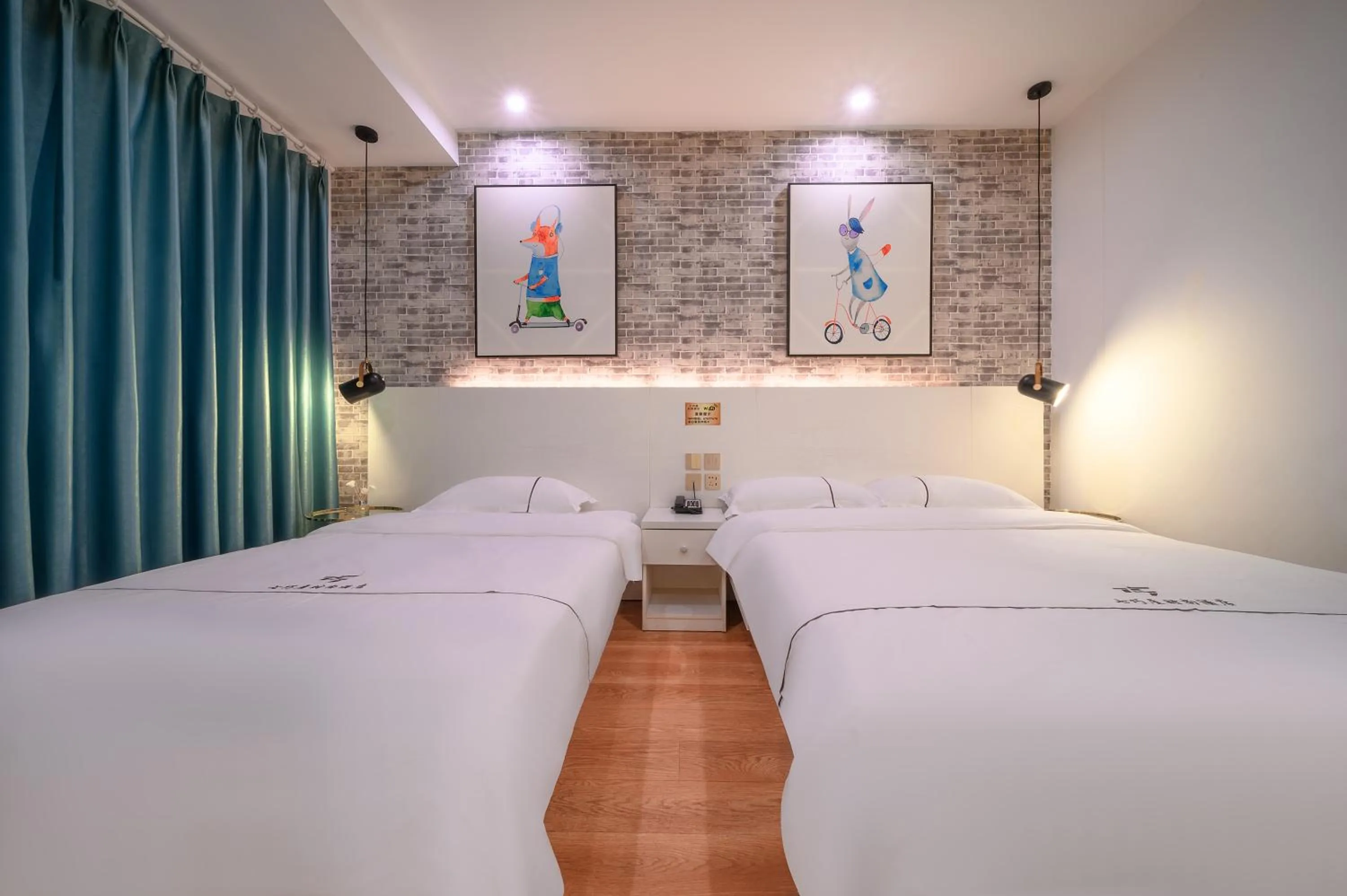 Photo of the whole room, Bed in QiQiaoWu Fashion Hotel - Beijing Songjiazhuang Subway Station