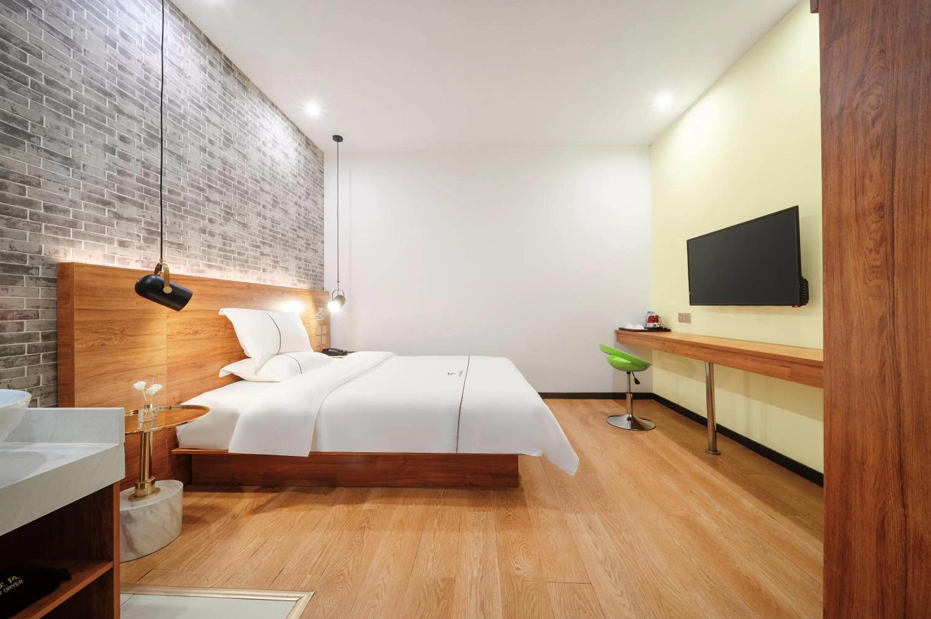 Bedroom, Bed in QiQiaoWu Fashion Hotel - Beijing Songjiazhuang Subway Station