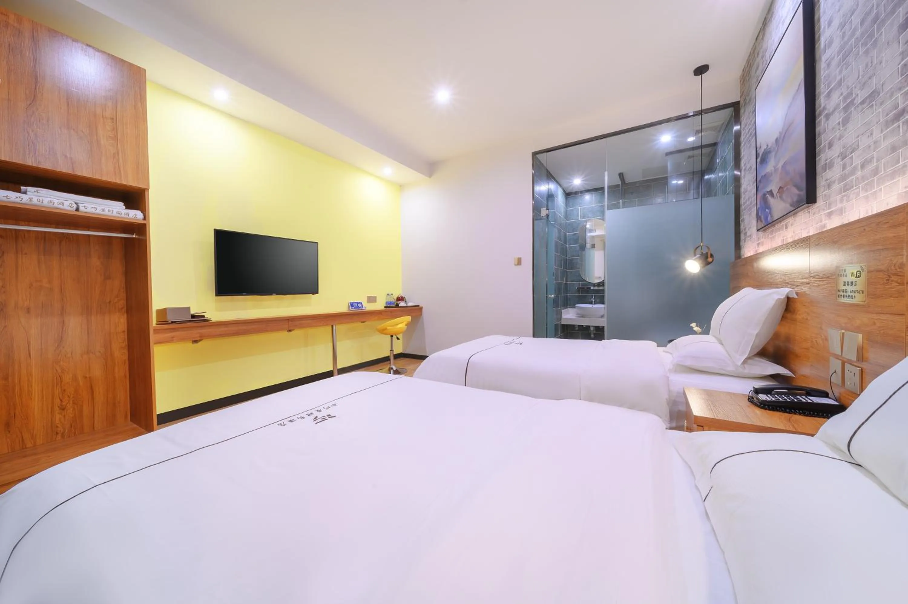 Photo of the whole room, Bed in QiQiaoWu Fashion Hotel - Beijing Songjiazhuang Subway Station
