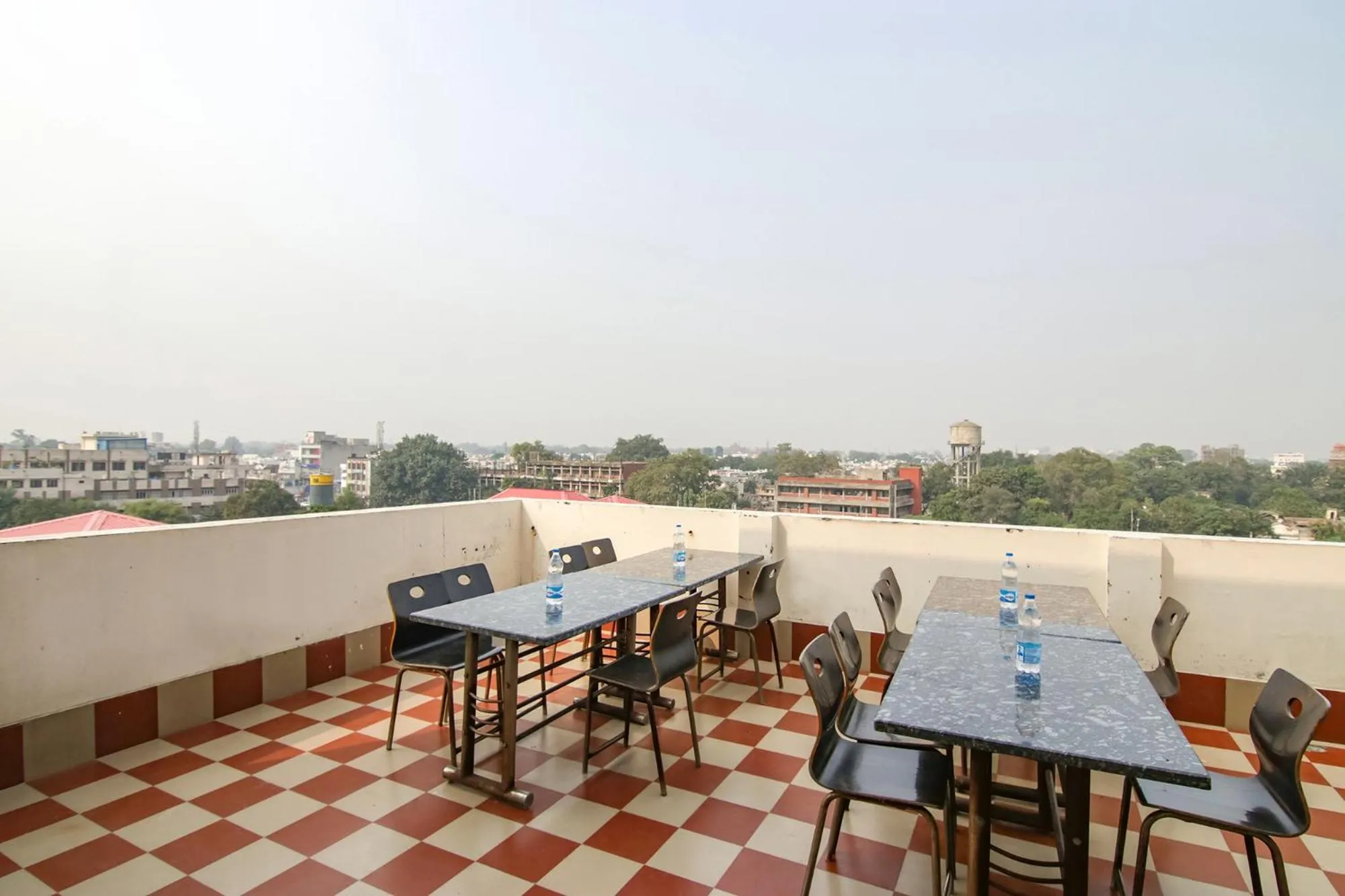 Restaurant/places to eat in Hotel Rosewood Inn