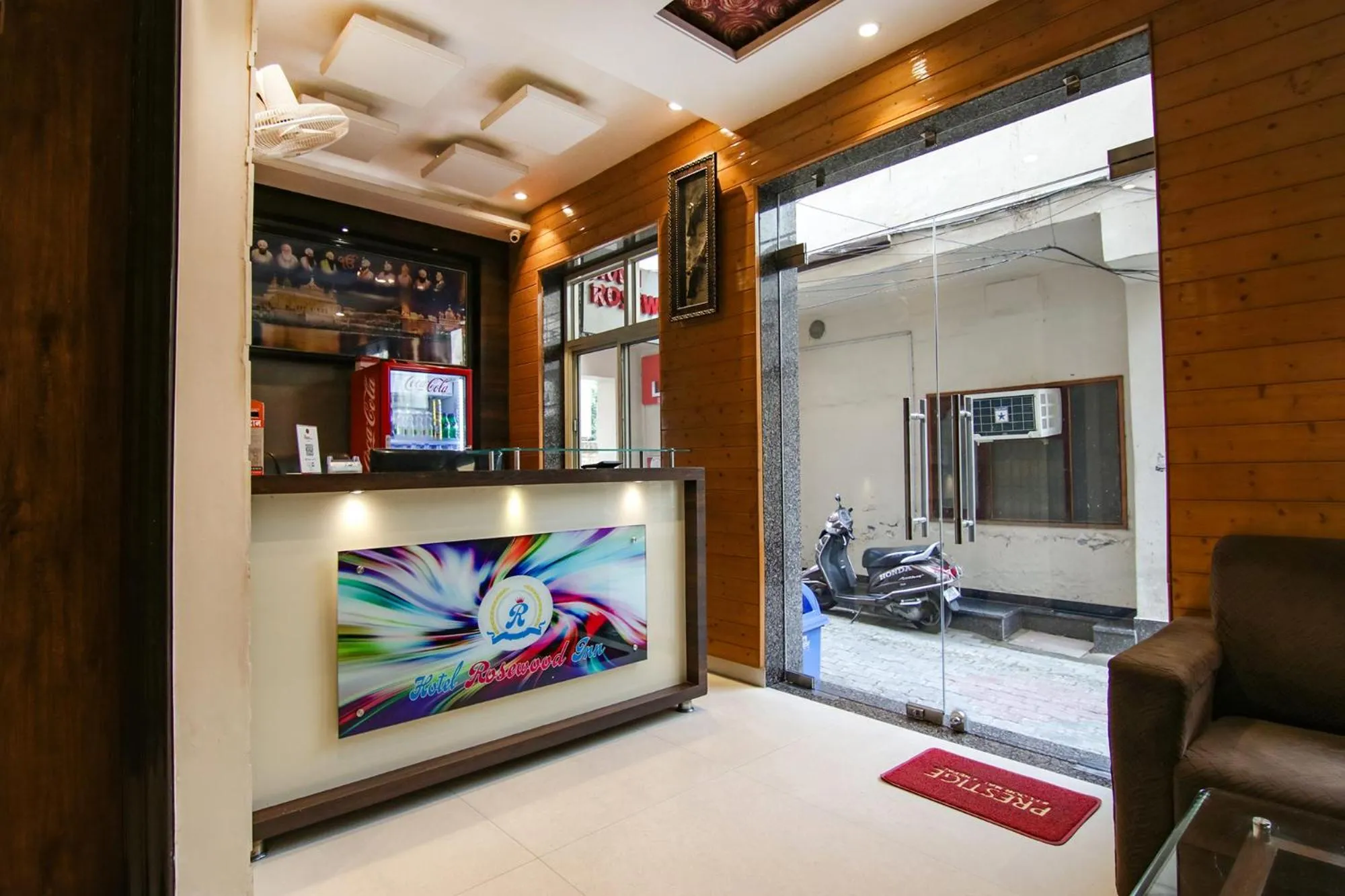 Facade/entrance, Bed in Hotel Rosewood Inn