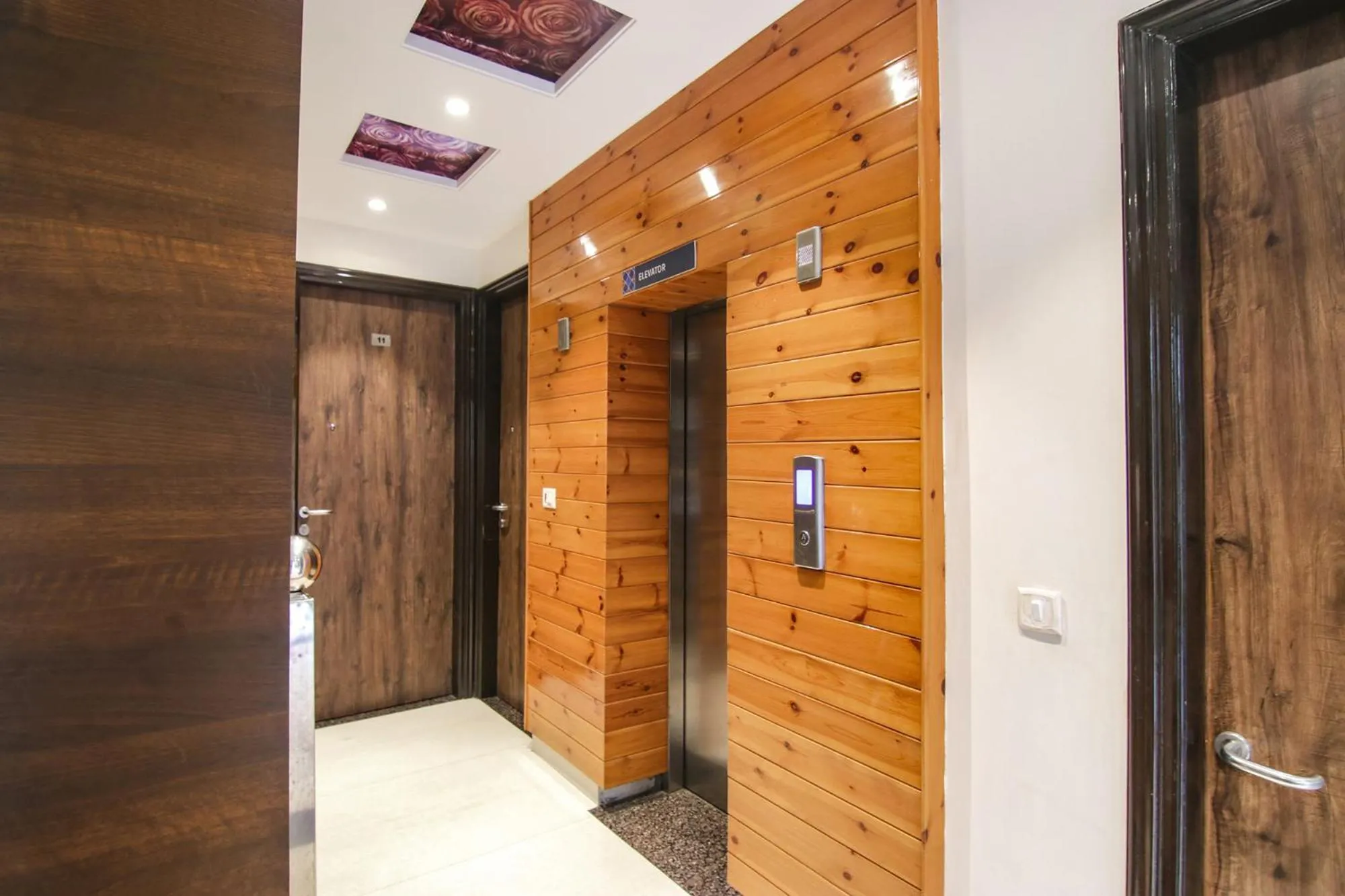 elevator in Hotel Rosewood Inn