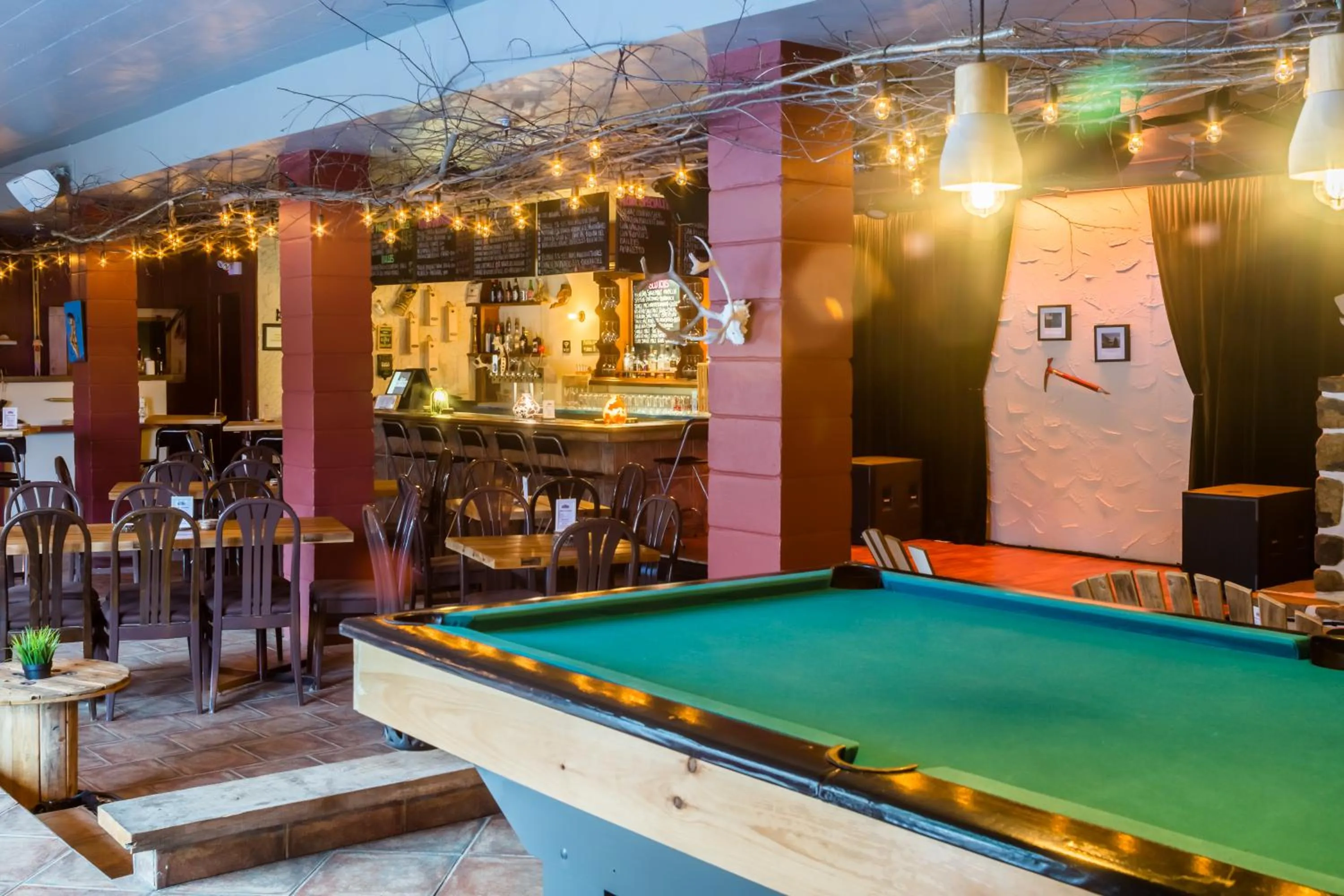 Restaurant/places to eat in Attitude Montagne