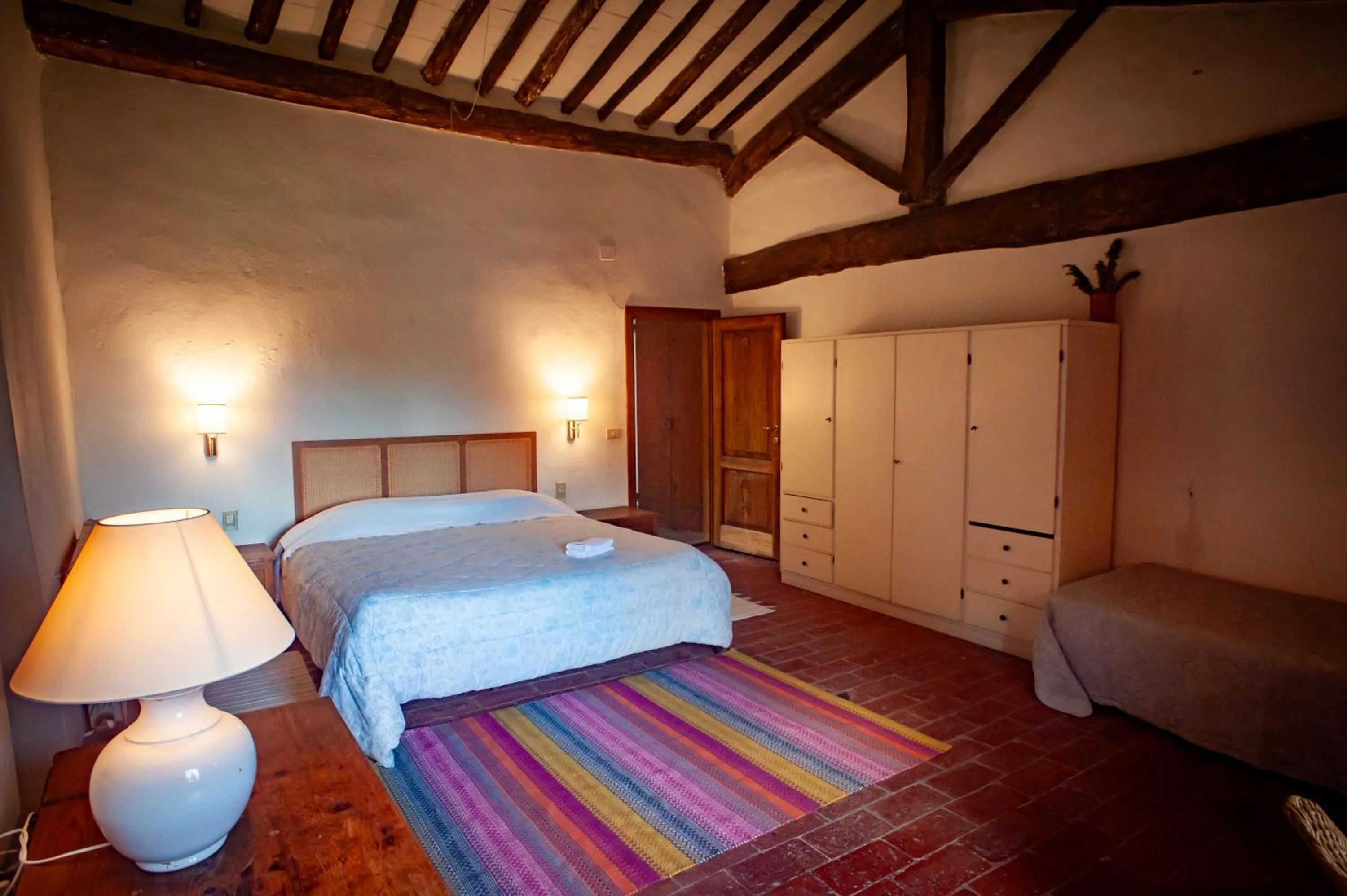 wardrobe, Bed in Il Poggio B&B