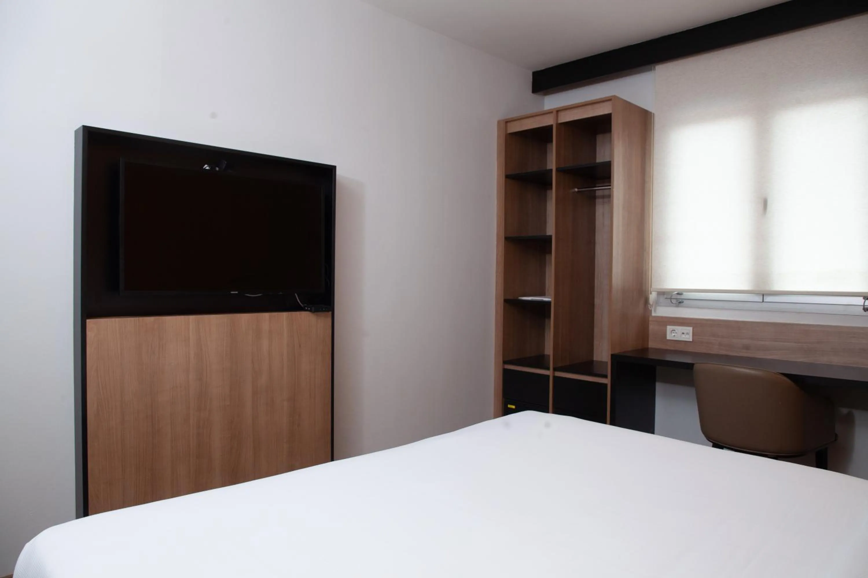 wardrobe, Bed in Dunia Hôtel Bamako ACI 2000