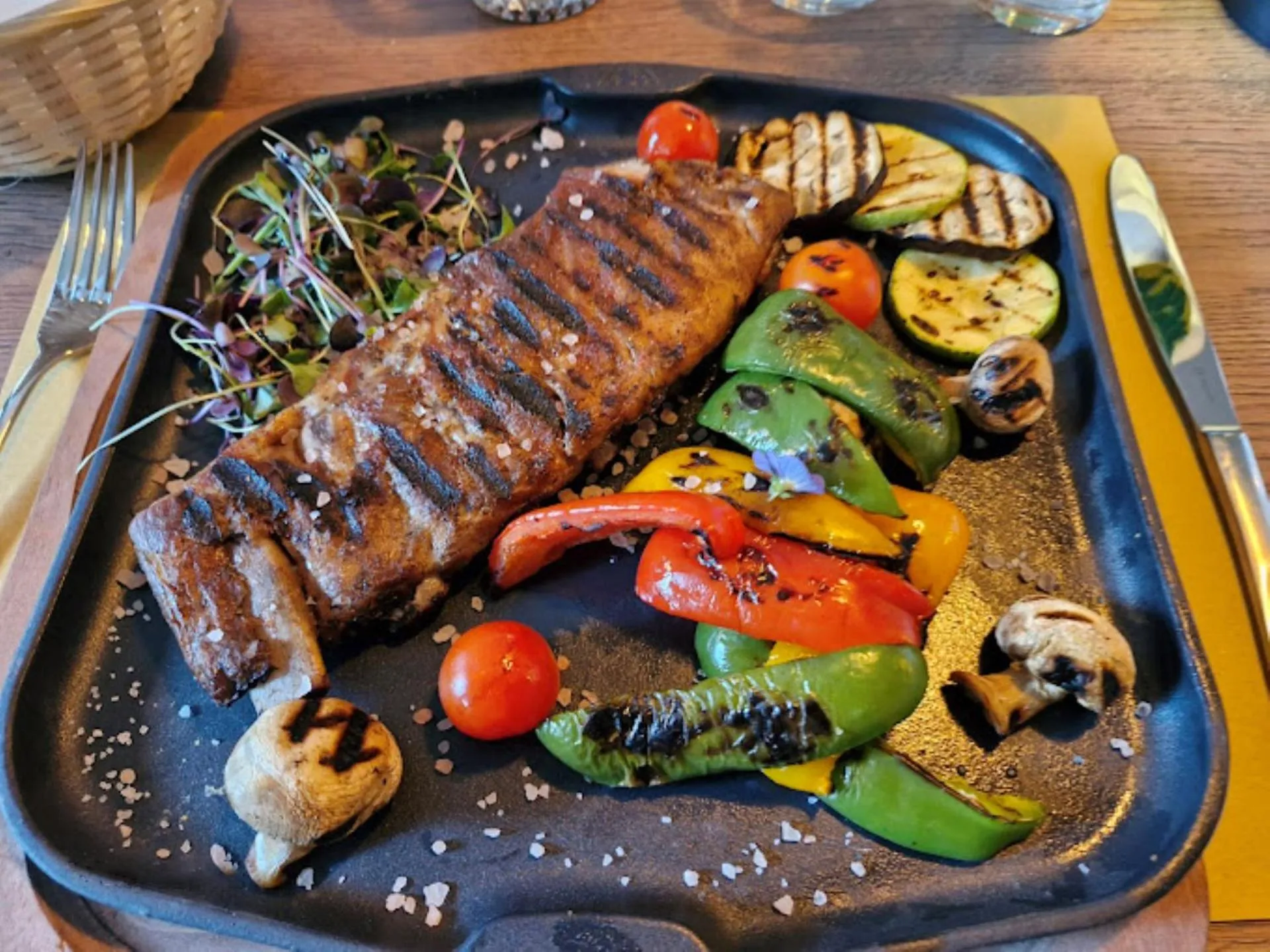 Restaurant/places to eat in Uni88 Apartments Hotel