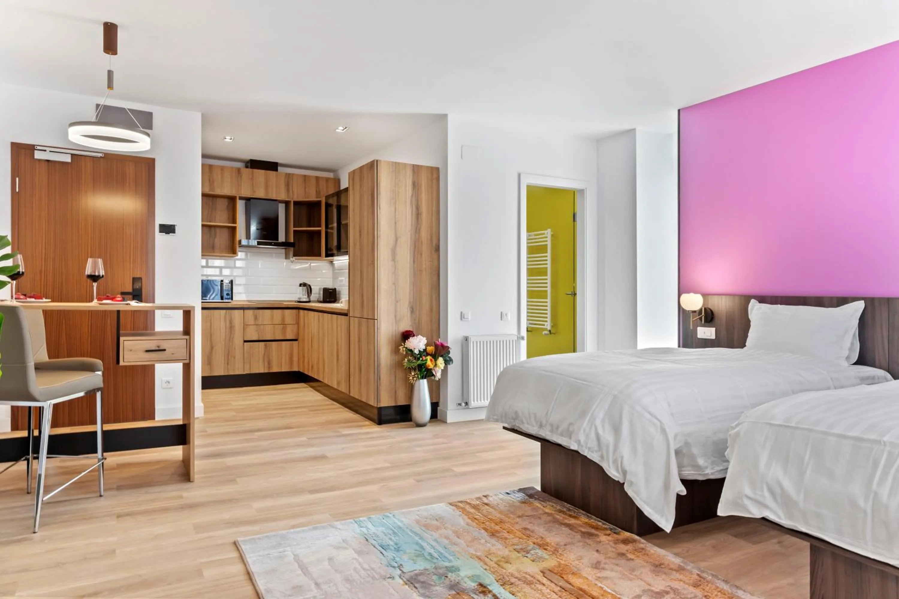 Kitchen or kitchenette, Bed in Uni88 Apart Hotel