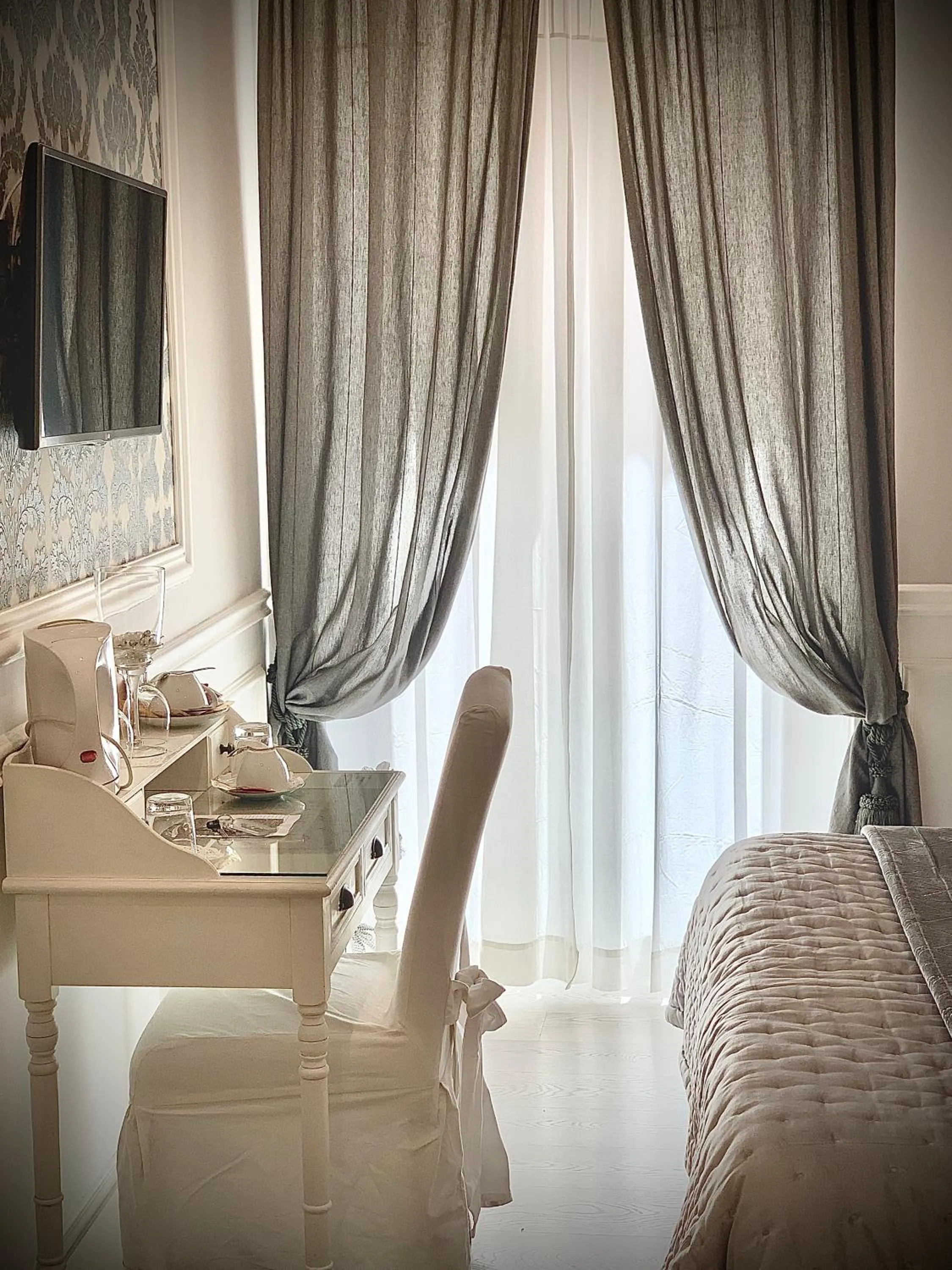 Decorative detail, Bed in Charme & Chic Prestige