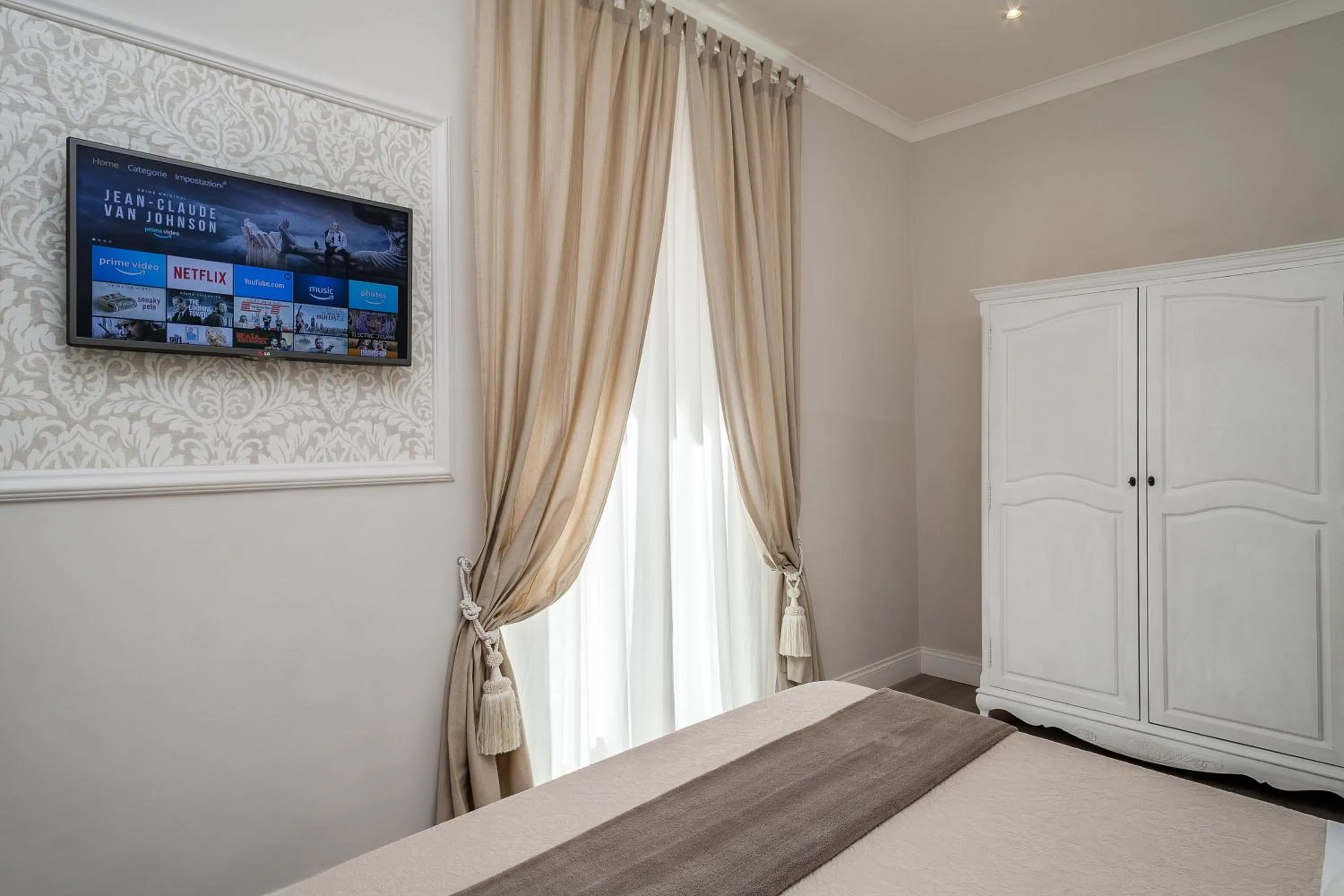 TV and multimedia, Bed in Charme & Chic Prestige