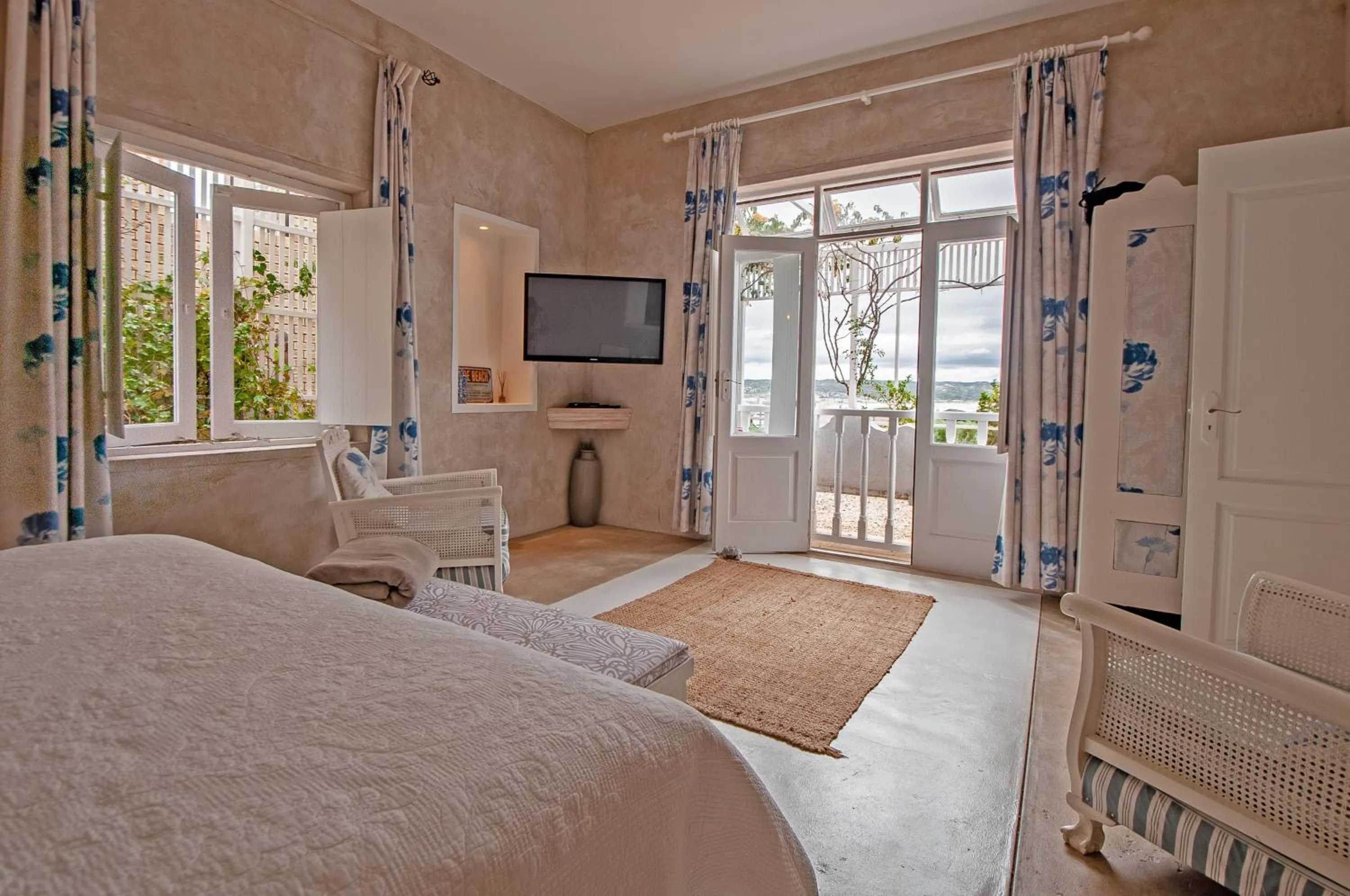 Photo of the whole room, Bed in Charlotte House