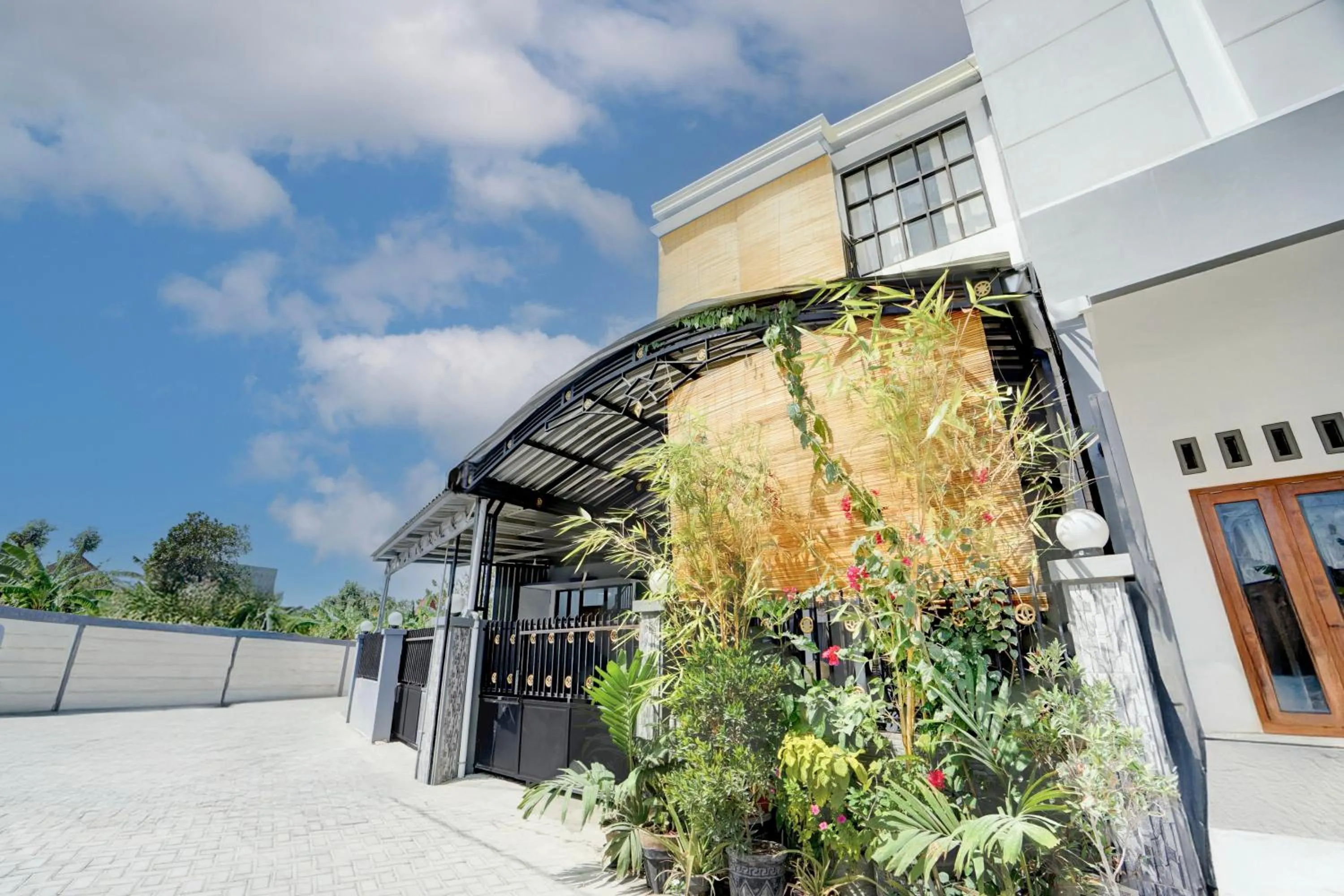 Property building in Hotel O MIOXIO Syariah Kost