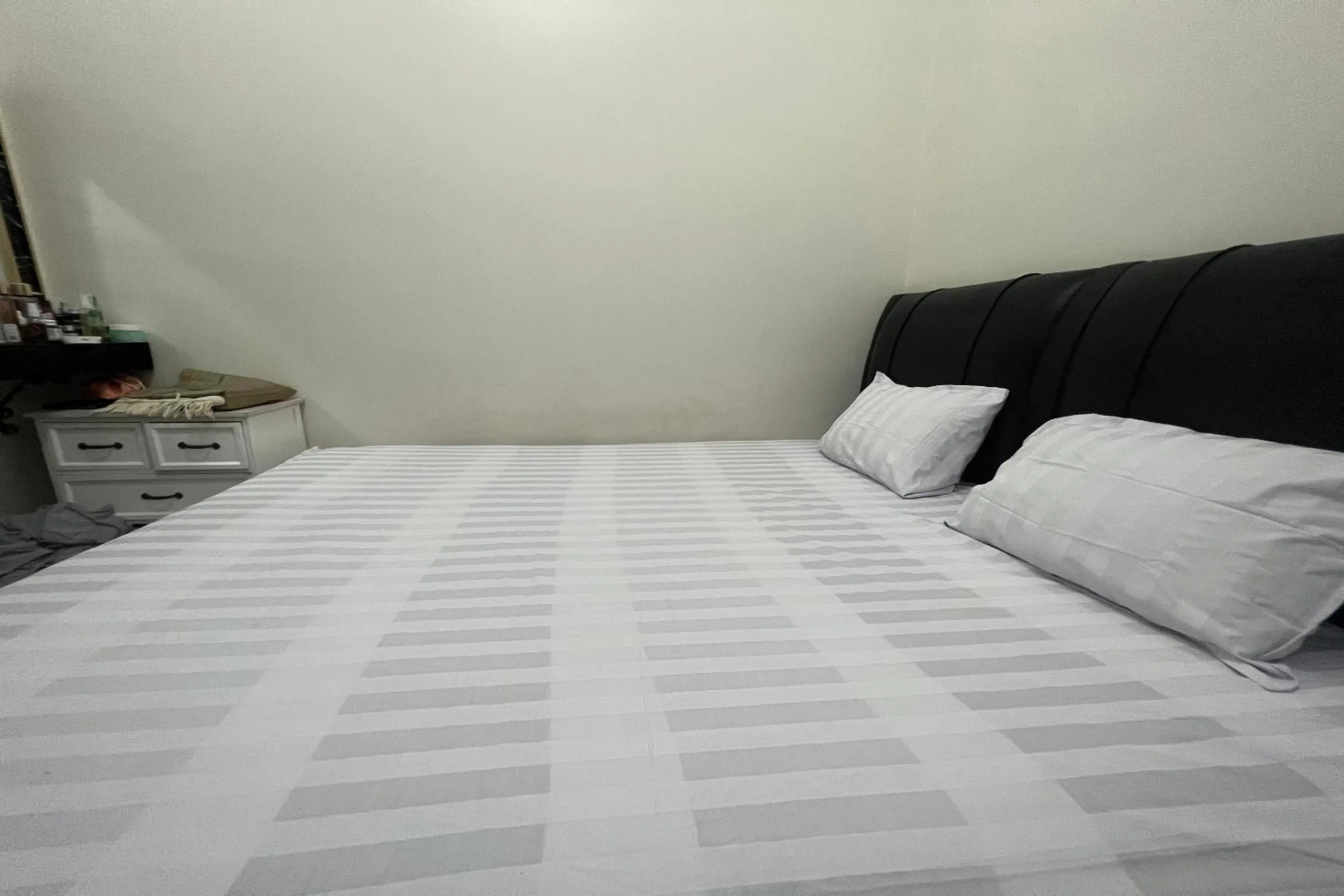 Bedroom, Bed in Hotel O Anda Kost 2 Near Lapangan Syech Yusuf Discovery