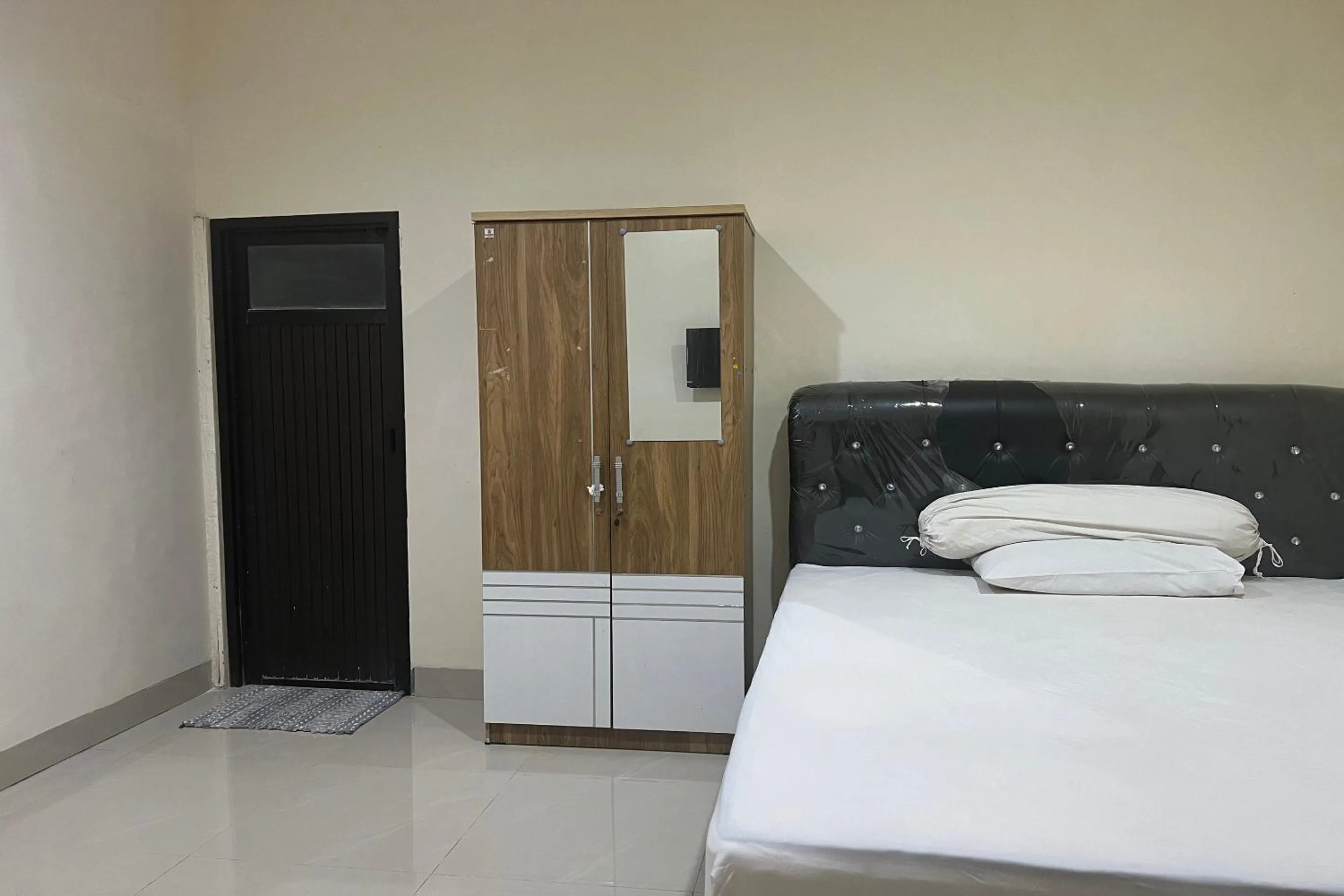 Bedroom, Bed in Hotel O Anda Kost 2 Near Lapangan Syech Yusuf Discovery
