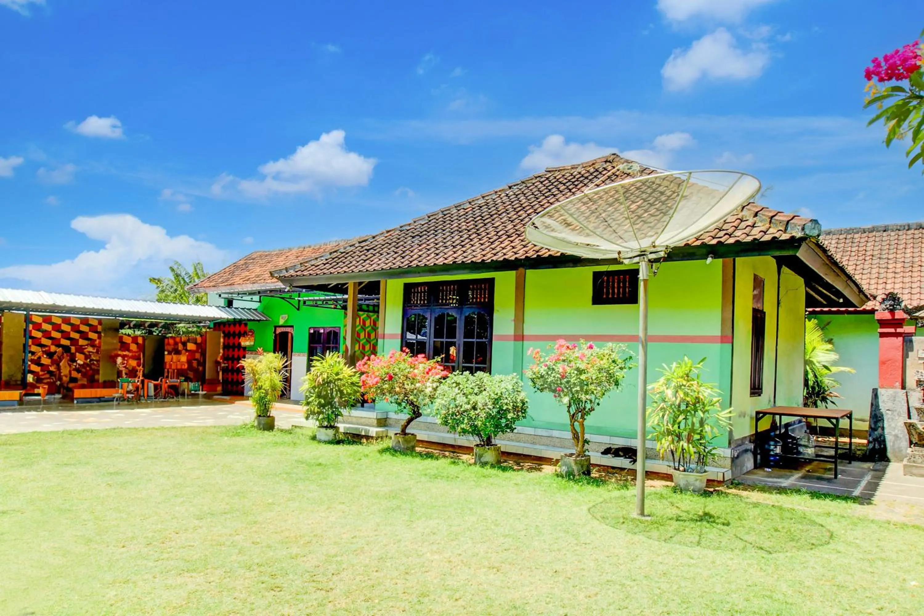 Facade/entrance in Capital O 94226 Kubu Mesari