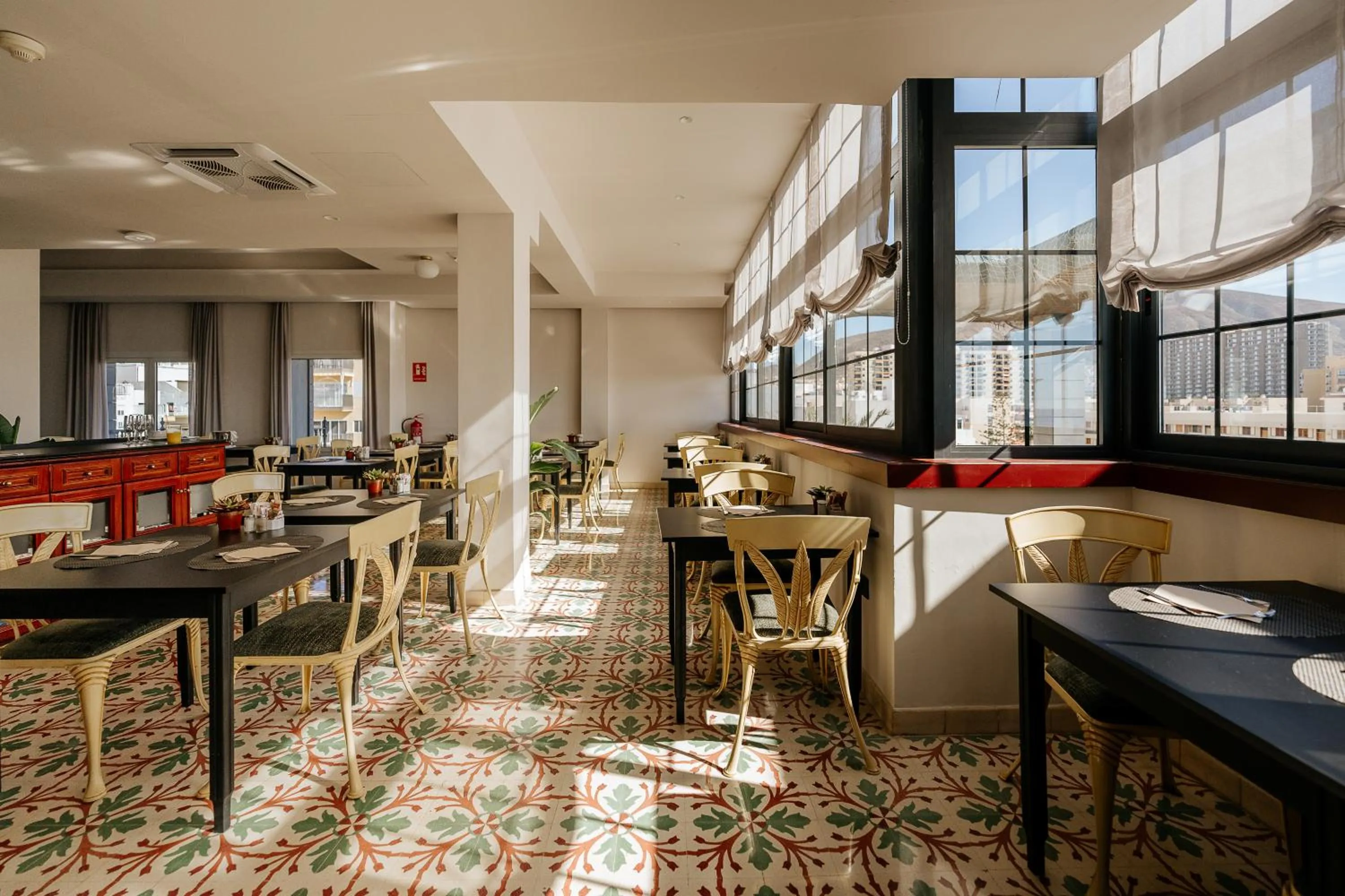 Restaurant/places to eat in Hotel Reveron Plaza